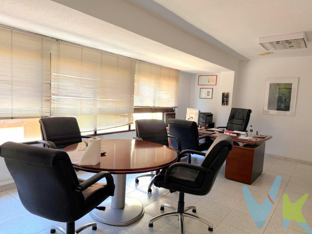  **Atención INVERSORES, VIVIENDA CON 285 m en Zona Centro ¿Puedes sacarle algún provecho?**En Castellón, en la zona del Centro - Hospital - Plaza del Real. Oficina con licencia de actividad en vigor, para establecer su negocio, ( con limitaciones, debido a las actuales normas urbanísticas), ¡¡TRASTEROS!!, tan demandados actualmente. en un entorno dinámico y céntrico. Con una superficie útil de 225 metros cuadrados y 285 metros construidos, este inmueble destaca por su amplitud y comodidad, ofreciendo un espacio generoso. Antaño era una prestigiosa gestoría y aún conserva la LICENCIA EN VIGOR, por lo que si se quiere para ejercer la misma actividad, no sería problema.Sita en la segunda planta de un edificio construido en 1965, la oficina dispone de ascensor facilitando el acceso, garantizando comodidad para usted y sus clientes. El edificio ha sido cuidadosamente mantenido y siempre destinado a empresas de diversas actividades.Con una amplia variedad de servicios a su alrededor, como restaurantes, tiendas y bancos, así como acceso rápido a transporte público, esta ubicación facilita la vida cotidiana tanto a empleados como a clientes.Además, la cercanía a instituciones importantes en la ciudad significa que estará siempre al corazón de las actividades económicas y culturales, lo que representa una ventaja significativa .No deje pasar la ocasión de visitar este magnífico espacio. ¡Concertar una visita es sencillo y estaremos encantados de mostrarle esta oficina!.Agencia Registrada con el número 1.399 en el Registro Obligatorio de Agentes Inmobiliarios de la Comunidad Valenciana. Puede consultar en la web de la GVA. Gastos e impuestos no incluidos en el precio. A título orientativo, en segundas transmisiones, el comprador abonará el Impuesto sobre Transmisiones Patrimoniales (ITP), cuyo tipo general en la Comunidad Valenciana es el 10% (*) sobre la base imponible, que será el mayor valor entre precio de compraventa, tasación o valor de referencia catastral. Gastos de notaría y Registro de la Propiedad: aproximado entre 1.000 y 2.000 euros (aranceles variables según precio, número de copias y complejidad). El comprador escoge libremente notario. El vendedor asume, por ley, los gastos que le correspondan, salvo pacto contrario. Si se precisa hipoteca, tasación, condiciones y costes bancarios según entidad elegida por el comprador; así como los gastos de gestoría y cualesquiera otros inherentes a la formalización de la compraventa. De acuerdo con la ley, no se incluyen en el precio otros gastos o tributos que legalmente correspondan al comprador. Los honorarios de intermediación inmobiliaria al vendedor no incluidos en el precio. Los honorarios de intermediación inmobiliaria al comprador: 2,5 % + IVA calculados sobre el precio de venta con un mínimo de 3.000 euros + IVA(*) Consultar condiciones concretas según circunstancias personales o régimen fiscal aplicable. Puedes llamar al y te informaremos de tu caso en concreto. El consumidor tiene derecho, conforme a la normativa vigente, a disponer de información y documentación adicional relativa al inmueble y condiciones de la compraventa, accesible en la sede física de la agencia situada en Avenida Rey Don Jaime nº74, 7ºB, Castellón de la Plana. La agencia actúa exclusivamente como intermediaria en la operación. Cualquier compraventa y sus condiciones quedan sujetas en todo caso a la aceptación expresa del vendedor del inmueble y a la posterior formalización del correspondiente contrato. El presente anuncio tiene carácter meramente informativo: la información suministrada se corresponde con la disponible a la fecha de publicación, pudiendo variar en función de las circunstancias o actualizaciones legales, contractuales y fiscales. 