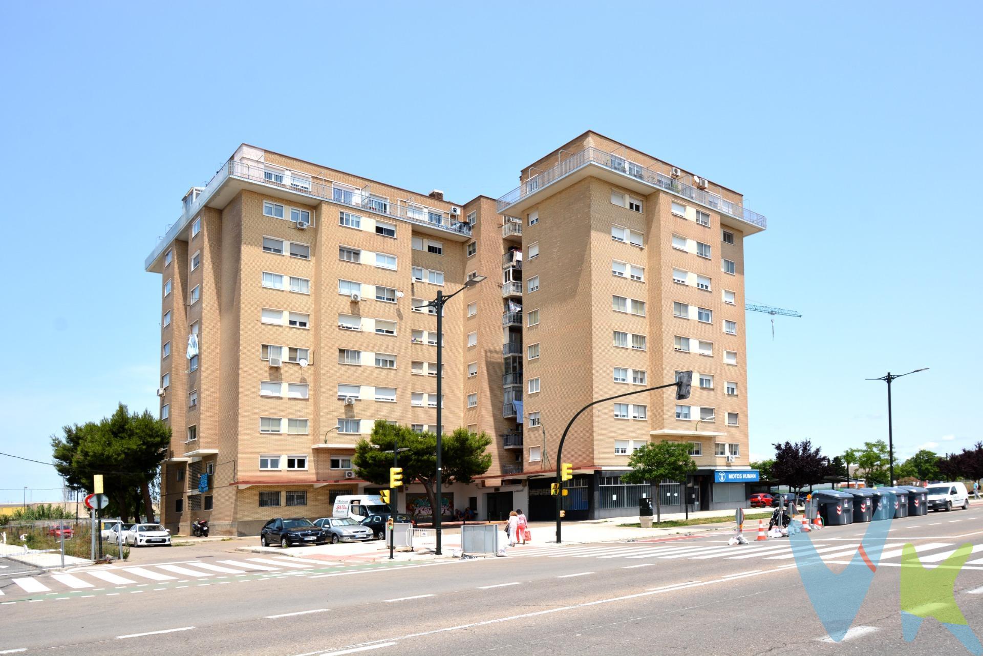 PISO PARA ENTRAR A VIVIR DE 3 HABITACIONES EN AVD. CATALUÑA. Si buscas un piso listo para entrar a vivir, bien ubicado y con una luminosidad excepcional, esta vivienda te va a encantar. Situado junto al barrio de Santa Isabel, cuenta con 65 m² útiles muy bien distribuidos. Dispone de 3 dormitorios, un amplio salón de más de 18 m² ideal para disfrutar en familia, cocina independiente con salida a un balcón y baño completo. El salón y dos de los dormitorios son exteriores a la Avenida Cataluña, lo que aporta una magnífica entrada de luz natural durante todo el día. Al tratarse de una sexta planta exterior, la sensación de amplitud y claridad es constante. La vivienda cuenta con:. Ventanas de aluminio con climalit, puertas de sapeli y suelos de terrazo. En las fotografías puedes observar un antes y un después de varias estancias, simplemente cambiando el suelo y lacando las puertas. . Calefacción central y agua caliente por termo eléctrico. . Aire acondicionado en el salón por bomba de frío-calor. La finca está cuidada y adaptada, con dos ascensores y acceso sin barreras arquitectónicas, lo que aporta comodidad y accesibilidad. Muy bien comunicada, con varias líneas de autobús y rodeada de todo tipo de comercios, servicios, colegios y zonas verdes. No te pierdas el reportaje y el tour 360º que hemos preparado para ti. . 💰  ¿Necesitas financiación?. No te preocupes, te asesoramos sin compromiso. Contamos con los mejores profesionales para ayudarte a conseguirla. 📍 Si esta es tu zona, este es tu piso. No dejes pasar esta oportunidad. BUSCAMOS SOLUCIONES 🏡. ENCONTRAMOS HOGARES 💙