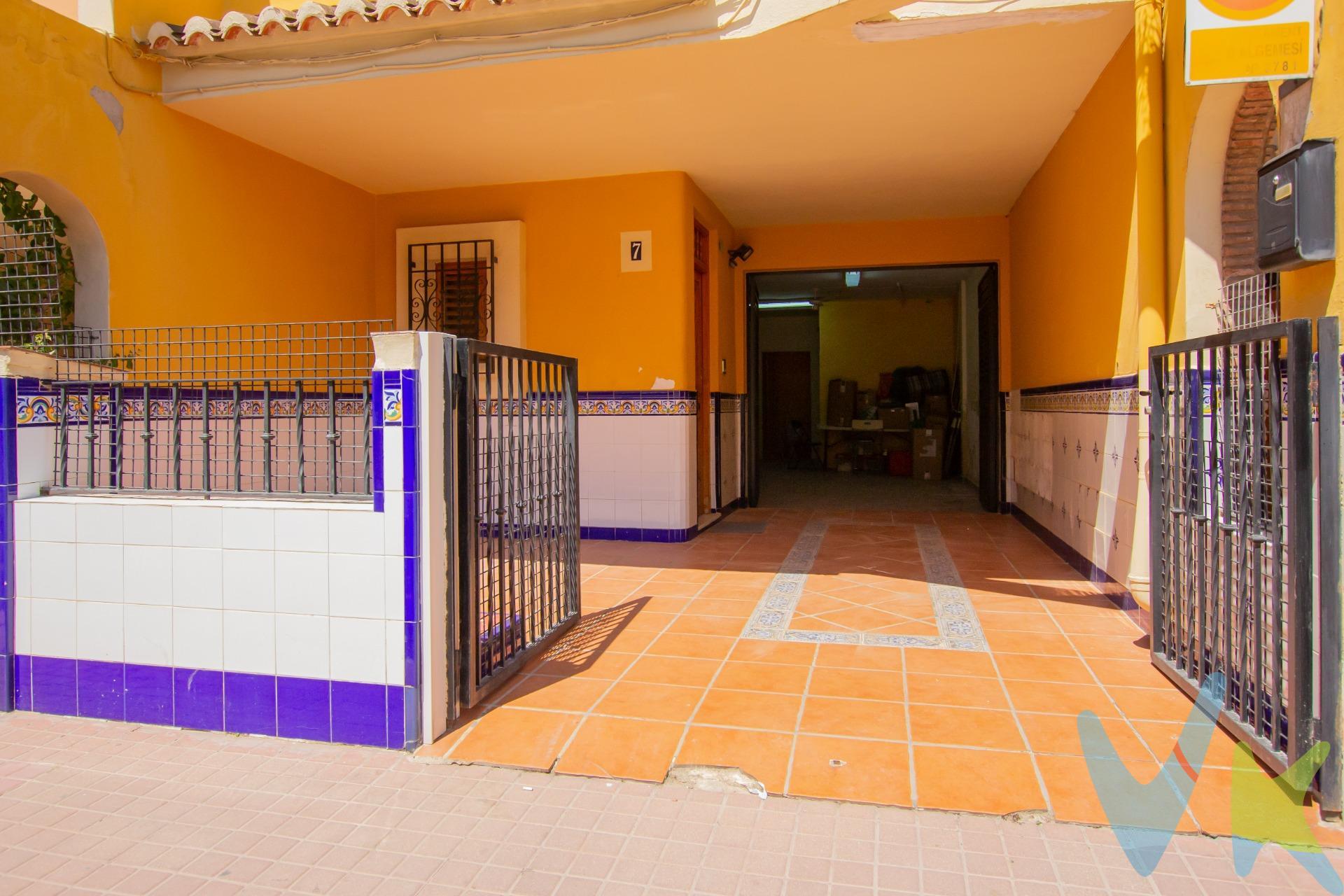 VIVE les presenta este estupendo bungalow de dos plantas ofrece el equilibrio perfecto entre comodidad y ubicación. Situado en una zona céntrica y muy bien comunicada, se encuentra cercano a la playa, zonas comerciales y el centro de salud, lo que lo convierte en una opción ideal para vivir todo el año. La vivienda destaca por su amplitud y luminosidad. Cuenta con un garaje privado con espacio para tres coches, algo poco habitual en la zona. En su distribución interior, encontramos una cocina grande y funcional, perfecta para quienes disfrutan cocinando. El salón es amplio y acogedor, e incluye una chimenea que crea un ambiente cálido en invierno. En el exterior, la propiedad dispone de una terraza, una galería y un amplio balcón, ideales para disfrutar del clima soleado o relajarse al aire libre. Además, cuenta con un termo alimentado por placas solares, lo que favorece el ahorro energético y la sostenibilidad. En definitiva, un inmueble que reúne todas las comodidades necesarias en una ubicación privilegiada, cerca de todos los servicios y con características que lo convierten en una excelente oportunidad de residencia.