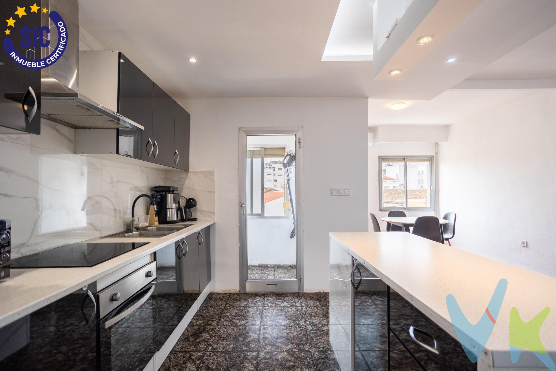 . Luz, espacio y comodidad a solo 20 minutos de Valencia – Piso en Alginet. Te presentamos esta espectacular vivienda de 166 m² construidos, ubicada en una TRANQUILA ZONA RESIDENCIAL de Alginet, con EXCELENTES CONEXIONES a Valencia tanto por carretera como en metro. AMPLIA, LUMINOSA y con un DISEÑO FUNCIONAL, esta propiedad ha sido pensada para disfrutar de cada rincón. Dispone de tres dormitorios con armarios empotrados, dos baños completos y una cocina moderna integrada al salón-comedor, formando un amplio espacio abierto, ideal para compartir momentos en familia o con amigos. Se entrega totalmente equipada con electrodomésticos nuevos. La LUZ NATURAL es protagonista en toda la vivienda, especialmente gracias a su ORIENTACION SUROESTE, que garantiza sol y claridad durante todo el día. Además, cuenta con una encantadora TERRAZA donde relajarse, un balcón con vistas despejadas y una galería independiente para zona de lavado. Incluye PLAZA DE GARAJE en el mismo edificio y está rodeada de todos los servicios: estación de metro, supermercados, parques y zonas verdes. Una opción perfecta si buscas una vivienda espaciosa, luminosa y bien situada, a un paso de Valencia. No pierdas la oportunidad y llamanos para concertar una visita! 🏡✨. La descripción y los datos del presente inmueble tienen carácter meramente informativo y en ningún caso contractual. En el precio de la vivienda no están incluidos los honorarios de agencia, gastos de compraventa y/o financiación. Por mandato expreso del propietario, comercializamos este inmueble en exclusiva compartida, lo que garantiza un servicio de calidad, un trato fácil y personalizado, una gran difusión en nuestras redes compartidas y sin interferencias de terceros. Por este motivo se ruega no molestar al propietario, a los ocupantes de la propiedad, a los vecinos o conserjes del edificio si los hubiera. . Si eres una agencia, llámanos colaboraremos contigo.  Muchas gracias. . 