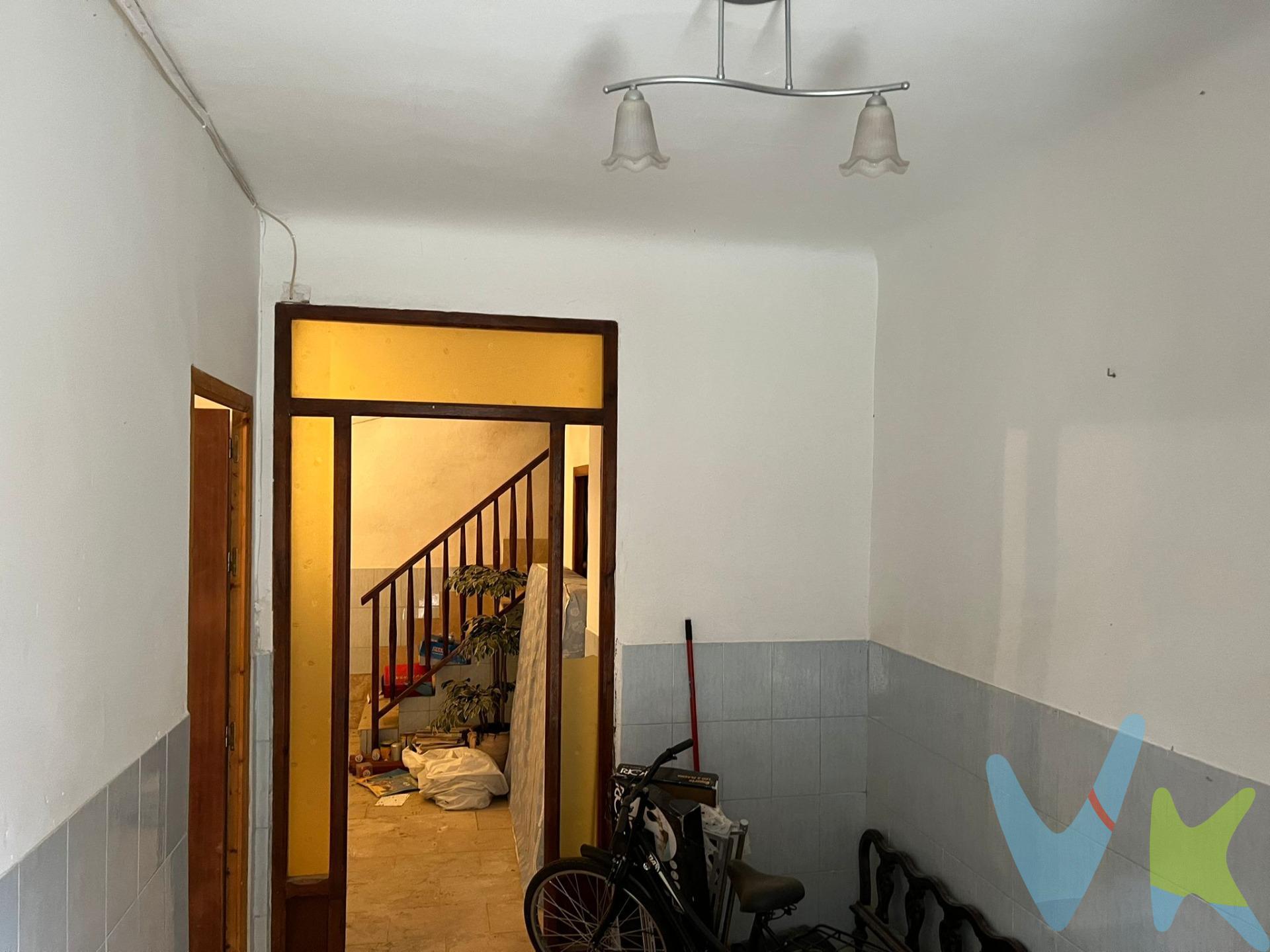 Te presentamos una encantadora casa de pueblo con un amplio espacio de 212m² lista para ser transformada a tu gusto. Ideal para quienes anhelan la serenidad y el confort del campo sin renunciar a las comodidades modernas. La vivienda se distribuye en dos plantas; la planta baja cuenta con una habitación principal, cocina equipada con chimenea que da acceso a un luminoso patio donde encontrarás también un algibe. Además, dispone de otra sala versátil que incluye su propia cocina y baño adicional, ideal como área independiente o guest suite. En el piso superior te esperan cinco amplias habitaciones llenas de luz natural y otro trastero equipado con baño privado. Situada en un tranquilo entorno rural pero cercana a todos los servicios necesarios, esta propiedad combina historia y potencial por igual.Hablaremos contigo sobre gastos adicionales relacionados al proceso e informarte sobre cada detalle necesario para adquirir este maravilloso hogar.