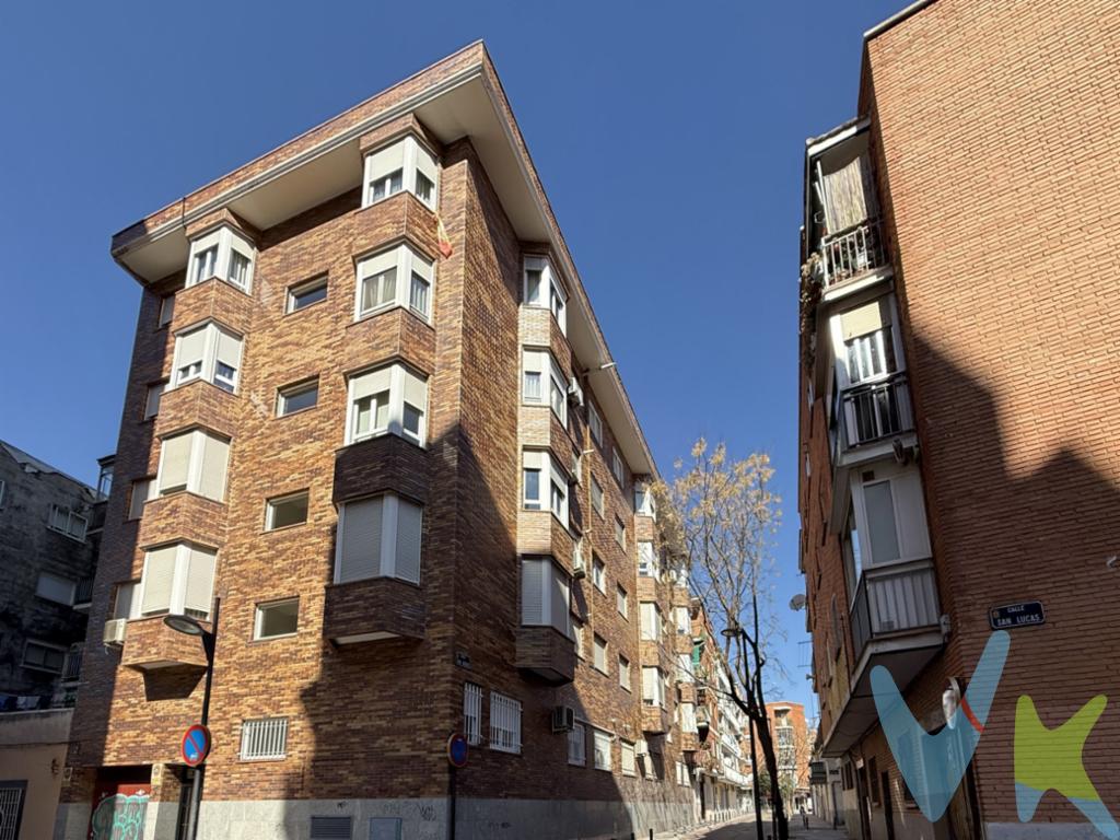 Piso de 3 DORMITORIOS y 2 BAÑOS, última planta, con ascensor, plaza de GARAJE y TRASTERO.

Descubre esta amplia y luminosa vivienda de 90 m², situada en C/ San Lucas, junto a la calle Polvoranca, en una zona consolidada de Alcorcón, con excelentes comunicaciones, parada de autobús en la misma calle y rápido acceso a las principales vías. Finca del año 2002, en muy buen estado, con ascensor y accesibilidad para personas con movilidad reducida.

Vivienda muy cuidada y lista para entrar a vivir. Está ubicada en una última planta, lo que garantiza mayor privacidad, tranquilidad y buena entrada de luz natural y cuenta con una distribución muy funcional: salón independiente con mirador, cocina luminosa, 3 dormitorios de buen tamaño, destacando el principal con baño en suite con ventana y gran armario empotrado, un segundo baño completo con ducha y un gran armario empotrado adicional en el distribuidor.

El precio de venta incluye trastero en la misma finca y plaza de garaje en parking subterráneo en la Plaza de Santo Domingo. Segunda plaza de garaje opcional (no incluida en el precio publicado).

Ideal para familias o como inversión, por su distribución, luminosidad y ubicación. Solicita tu visita. ¡Oportunidades así duran muy poco en el mercado!.

Gastos e impuestos no incluidos en el precio publicitado. La agencia actúa en representación y por mandato del vendedor. Las condiciones de la venta establecen que el comprador deberá abonar un importe adicional fijo del 1,5%, más 21% de IVA, sobre el precio publicitado. La reserva del inmueble sólo se producirá después de que una propuesta de compra haya sido expresamente aceptada por el vendedor.

A título orientativo se informa que en segundas transmisiones el ITP con carácter general en Madrid es del 6%, pudiendo existir otros tipos impositivos atendiendo a las circunstancias personales del comprador u otras circunstancias previstas legalmente. Base imponible del impuesto el mayor valor entre el precio de compraventa, la tasación o el valor de referencia catastral. En cuanto a los gastos de notaría y registro de la propiedad, en su caso, son variables, dependen de aranceles según precio y complejidad, oscilando aprox. entre un 0,2% y un 2%. Si el comprador precisase de hipoteca: tasación, condiciones y costes bancarios serán según entidad elegida por el comprador, así como los gastos de gestoría y cualesquiera otros gastos inherentes a la compraventa que legalmente correspondan a la parte compradora, salvo pacto expreso en contrario con el vendedor. El consumidor tiene, conforme a la normativa vigente, a su disposición información y documentación adicional relativa al inmueble y condiciones de la compraventa, que podrá ser consultada en la sede física de la agencia.