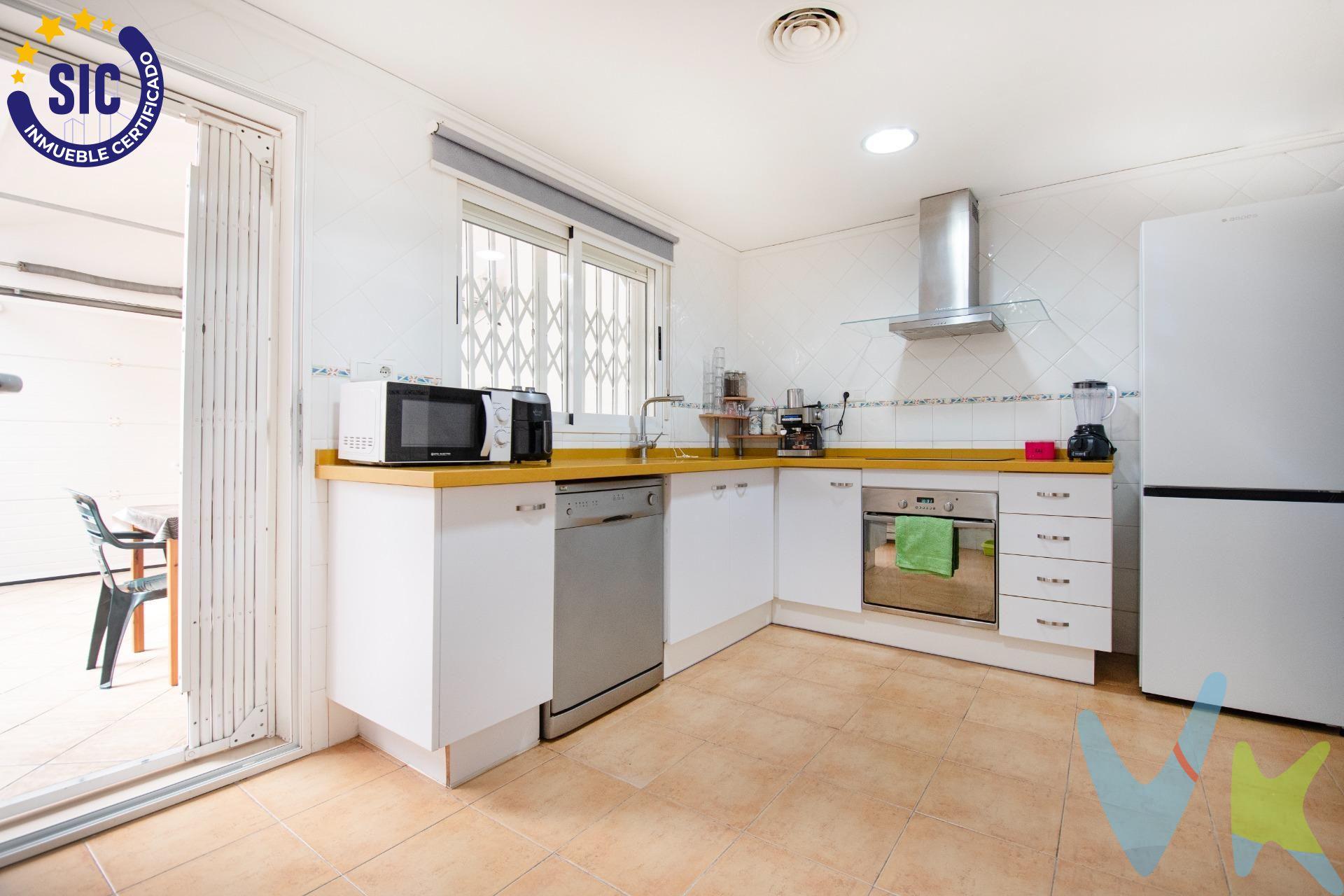 Se vende vivienda unifamiliar construida en 2005, muy bien mantenida y lista para entrar a vivir sin necesidad de reformas. Es una casa cómoda y acogedora, con buena distribución, abundante luz natural y vistas completamente despejadas al campo. En la planta baja se encuentra el salón comedor, un espacio agradable y luminoso, perfecto tanto para el día a día como para recibir visitas. La cocina es independiente y comunica directamente con el garaje, lo que facilita mucho las tareas cotidianas. En esta misma planta se ubica también un aseo, muy práctico para uso familiar y para invitados. El garaje, de aproximadamente 19 m² adicionales a la superficie de la vivienda, es amplio y actualmente se utiliza en gran parte como zona de estar y terraza cubierta. Cuenta con un tragaluz que aporta mucha luz natural, convirtiéndolo en un espacio extra muy versátil, ideal para reuniones, comedor o área de ocio. Aun así, puede volver a utilizarse como garaje si se desea, aunque cabe destacar que resulta muy fácil aparcar justo en la puerta de la vivienda. En la primera planta se encuentran tres dormitorios exteriores, todos con aire acondicionado por split y muy buena entrada de luz natural. Dos de las habitaciones disponen de armarios empotrados y una de ellas cuenta además con balcón. En esta misma planta hay un baño completo que da servicio a los tres dormitorios. La vivienda dispone además de una buhardilla diáfana con 4 ventanales practicables, un espacio amplio, bien iluminado y ventilado que puede adaptarse fácilmente como dormitorio adicional, despacho, sala de juegos o zona de ocio según las necesidades. Entre sus características técnicas, la casa cuenta con preinstalación de aire acondicionado por conductos, además de los splits ya instalados, ventilación cruzada natural y ventanas con doble acristalamiento tipo climalit, que mejoran el aislamiento térmico y acústico y ayudan a reducir el consumo energético tanto en verano como en invierno. Los suelos cerámicos se encuentran en perfecto estado, reflejo del buen cuidado de la vivienda a lo largo de los años. La vivienda se encuentra en Benimuslem, una localidad tranquila y agradable, ideal para quienes buscan calidad de vida en un entorno más relajado sin renunciar a los servicios del día a día. El propio municipio cuenta con colegio, piscina municipal, instalaciones deportivas y servicio regular de autobuses, lo que lo hace especialmente cómodo para familias y para quienes necesitan desplazarse. Además, su ubicación es muy práctica, ya que se sitúa a pocos minutos de Alberic, Carcaixent y también de Alzira, donde se encuentra una amplia oferta de supermercados, comercios, centros de salud, estación de tren y todo tipo de servicios. Esta combinación de tranquilidad, buenas comunicaciones y cercanía a ciudades más grandes convierte a la vivienda en una opción muy interesante tanto como residencia habitual como inversión. Las vistas abiertas al campo, sin edificaciones frente a la vivienda, aportan una gran sensación de amplitud, privacidad y calma, un valor añadido difícil de encontrar hoy en día. Tu nuevo hogar en Benimuslem te espera, con comodidad, luz y vistas que enamoran. Mobiliario, vehículos y otros elementos decorativos y personales de la propiedad no incluidos. Impuestos, gastos de compraventa, intermediación y financiación no incluidos. 