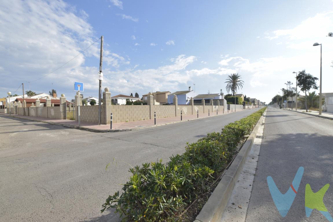 Vamos a la playa oh, oh, oh..., además del estribillo de una conocida canción también es un himno a lo que significa vivir en un entorno natural, paradisiaco  y cerca del mar. A menos de 200m de la orilla te ofrecemos una parcela  para hacer realidad la casa que siempre ha soñado con jardín, piscina  y mucho más. Saca el arquitecto que llevas dentro y ponte manos a la obra ya. La parcela de unos 560m2, aproximadamente, está ubicada en la urbanización Malvasur, playa Corinto, a 15 minutos del término municipal de Sagunto con todos los servicios necesarios  y a menos de 30 minutos de la ciudad de Valencia. Vaya lujo de comunicaciones y además, ubicada en una zona, ideal para desconectar del bullicio del día día y conectar con el ruido de las olas, de los pájaros y la brisa. Tendrás espacio de sobra para cumplir tus necesidades familiares y salida directa a un camino privado para acceder a la playa los vecinos de la ubanización, zona de consolidada de viviendas. No obstante, en la Inmobiliaria contamos con toda la normativa urbanística y un asesoramiento técnico para hacer realidad tu proyecto de vida, tanto como casa de verano como para vivir todo el año. ¿Hablamos? llámanos y encantados ayudamos a hacer realidad tus sueños.  ¿Te gustaría enterarte en primicia de nuestros inmuebles en alquiler y venta? En VIVEKU.ES los publicamos con unos días de antelación.Contamos con 30 años de experiencia acreditada y nuestro objetivo es garantizarle un servicio de compra humano, ético, de calidad, fácil y seguro. Nuestro equipo lo integran agentes con la titulación AIR (Agente Inmobiliario Registrado) y Agentes Certificadores de la categoría Premium en certificación de inmuebles y debidamente registrados en el Registro de Agentes de Intermediación de la CV (RAICV 0743). Consulte en nuestras reseñas de Google lo que opinan los clientes que ya han trabajado con nosotros.El precio NO incluye: Impuestos, gastos de Notaría, registro y honorarios de inmobiliaria. 