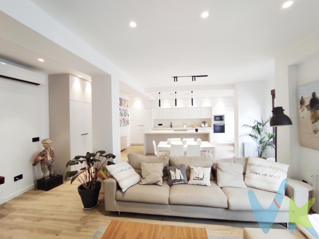  Ubicado en el corazón de Valencia, en la prestigiosa zona de Ciudad Vella - Sant Francesc, se presenta este magnífico piso que combina confort y conveniencia en un entorno urbano vibrante. Situado en la sexta planta de un edificio construido en 1960, la propiedad ofrece una experiencia de vida única gracias a sus características distintivas y su ubicación inmejorable.El espacio interior, amplio y luminoso, se despliega a lo largo de 185 metros cuadrados útiles, brindando un ambiente acogedor y espacioso para disfrutar en familia o entre amigos. Con cuatro dormitorios bien proporcionados, cada uno diseñado para maximizar el confort, este piso es ideal para familias numerosas o para quienes buscan un hogar con habitaciones adicionales para oficinas o espacios de ocio.Para mayor comodidad, el edificio está equipado con dos ascensores, lo que facilita el acceso a la vivienda. La vivienda se ubica en calle peatonal a escasos metros de la plaza del ayuntamiento. Este detalle, junto a la cercanía de servicios de transporte público como tren, metro y autobús, asegura una conexión perfecta a cualquier punto de la ciudad, haciéndolo ideal para los que valoran el tiempo y la movilidad.La propiedad está completamente reformada amueblada y equipada con electrodomésticos de calidad, lo que permite a los nuevos propietarios mudarse sin preocupaciones adicionales. La cocina, funcional y bien equipada, se convierte en un espacio agradable para preparar deliciosos platos y disfrutar de cenas en compañía.La ubicación del piso es otra de sus grandes virtudes. Situada en el centro neurálgico de Valencia, ofrece acceso fácil a una variedad de servicios y puntos de interés cultural, gastronómico y de ocio. Ciudad Vella es conocida por su rica historia, su arquitectura impresionante y sus calles llenas de vida, lo que proporciona un entorno perfecto tanto para el trabajo como para el ocio.Los futuros propietarios de esta propiedad tendrán la oportunidad de sumergirse en la vida vibrante de esta ciudad mediterránea, sin sacrificar la paz y tranquilidad de un hogar espacioso y bien ubicado. La proximidad a tiendas, restaurantes, y otros servicios de primera necesidad convierte a este apartamento en una opción atractiva para quienes valoran el equilibrio entre la vida urbana y el confort del hogar.En definitiva, este piso en Valencia representa una oportunidad única para adquirir una vivienda espaciosa, cómoda y estratégicamente ubicada en una de las zonas más codiciadas de la ciudad. No pierda la oportunidad de visitar esta joya del Mercado inmobiliario valenciano y deje que este sea el nuevo capítulo en su vida-residencial. Contáctenos para más detalles o para programar una visita, y déjese cautivar por el encanto de este espectacular inmueble. 