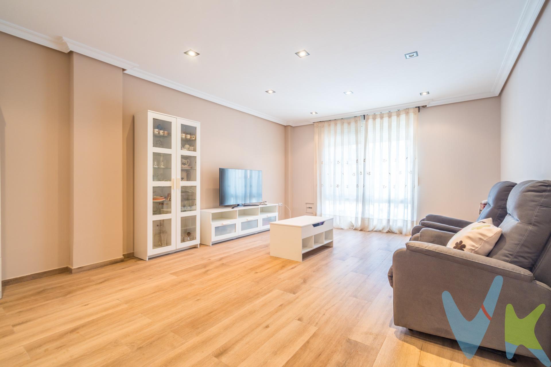 ¡Descubre el que puede ser tu nuevo hogar en el corazón de Aldaia!. Este increíble piso cuenta con 4 amplias habitaciones, perfecto para disfrutar de la comodidad y el espacio que siempre has deseado. La joya de esta vivienda es su enorme terraza de 60 metros, ideal para relajarte al aire libre o compartir momentos inolvidables con amigos y familiares. . Ubicado junto a la nueva biblioteca, tendrás todo lo que necesitas a un paso: tiendas, restaurantes y servicios. Además, la estación de tren de Aldaia está a solo 10 minutos caminando, lo que te permitirá llegar a la Estación del Norte de Valencia en tan solo 30 minutos. . Construido en 2007, este piso se encuentra en excelente estado y, cuenta con 3 splits de aire acondicionado repartidos en toda la casa, para garantizar tu confort durante todo el año. La cocina es amplia y equipada con vitrocerámica, perfecta para los amantes de la gastronomía y para las cenas entre amigos ya que dispone de amplitud. . También cuenta con amplio trastero y plaza de garaje, incluidos en el precio. . No dejes pasar la oportunidad de vivir en un lugar tan privilegiado. ¡Ven a visitarlo y enamórate de tu futuro hogar!. Recuerda que puedo ayudarte con el estudio de financiación de manera gratuita. No pierdas la oportunidad y agenda tu visita ya sin compromiso. Por mandato expreso del propietario, comercializamos este inmueble en exclusiva, lo que le garantiza el acceso a toda la información, a un servicio de calidad, un trato fácil, sencillo y sin interferencias de terceros. Por este motivo, se ruega no molestar al propietario, a los ocupantes de la propiedad o a los vecinos. Muchas gracias por su comprensión. Si usted es agente inmobiliario y tiene un cliente para este inmueble, llámenos. 