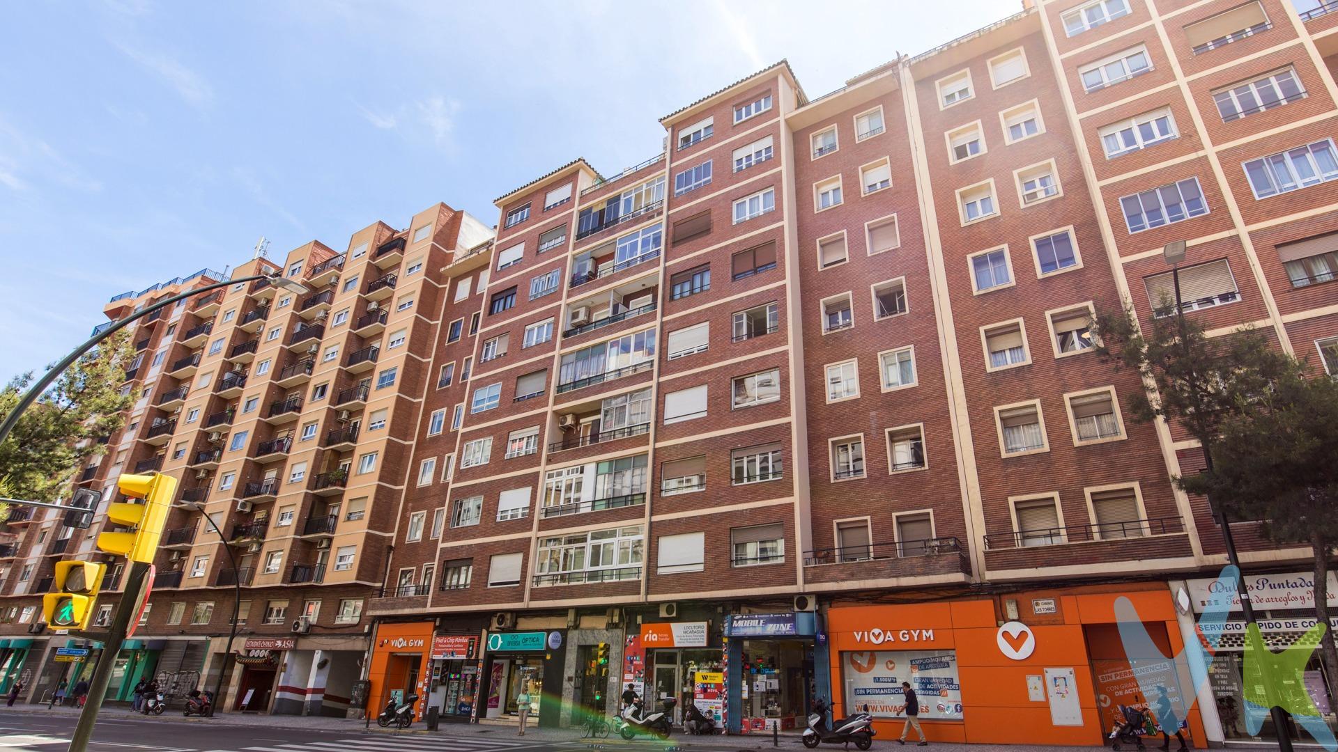Hay pisos que destacan por cómo están. Y luego están los que destacan por todo lo que pueden llegar a ser. Este piso en Camino de las Torres, a pocos metros del Paseo Sagasta, pertenece claramente a ese segundo grupo. Una vivienda con luz, ubicación y posibilidades reales, pensada para quien sabe mirar más allá y quiere crear algo propio desde el principio. Ubicado en una novena planta interior, sorprende por su luminosidad y tranquilidad. La altura lo cambia todo: entra claridad, se gana privacidad y se disfruta de esa calma que tanto se agradece al llegar a casa. La vivienda cuenta con 65 m² construidos y una superficie útil de 50,3 m² según registro de la propiedad, medidos dispone de 58,5 m² útiles debido al cerramiento de una terraza, este cerramiento se hizo en los años 70, distribuidos actualmente en 3 habitaciones, salón, cocina y baño. Necesita una reforma integral, aunque esta bien cuidado,  pero precisamente ahí está su encanto: imaginar una nueva distribución, elegir cada acabado y convertirlo en un hogar hecho a medida. Y la ubicación juega totalmente a su favor. Camino de las Torres es una de esas zonas que hacen la vida fácil. A apenas a unos  minutos del centro y de la zona universitaria, rodeado de supermercados, colegios, parques, zonas verdes, transporte público y junto a ejes tan importantes como Paseo Sagasta y Avenida Tenor Fleta. Además, la cercanía al Hospital Miraflores aporta todavía más valor y demanda a la zona. Es el tipo de piso que puede convertirse en el primer hogar de una pareja, en ese lugar donde empezar una nueva etapa, diseñar cada rincón con calma y crear una vivienda con personalidad. Y, al mismo tiempo, también es una oportunidad interesante para quien busca una inversión con recorrido de futuro en una ubicación consolidada de Zaragoza. Cuenta con calefacción individual de gas, caldera individual , split de aire acondicionado, suelos de madera, carpintería exterior de aluminio y carpintería interior de embero. Porque a veces, las mejores oportunidades no son las que están perfectas desde el primer día… sino las que te permiten imaginar, decidir y construir algo realmente tuyo. Si buscas un piso con luz, ubicación y potencial real en Zaragoza, este puede ser el momento de venir a verlo.