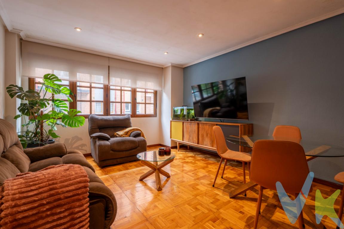 Te presentamos esta espectacular vivienda en el corazón del llano, en la avenida schulz, compuesta de 4 dormitorios, amplio salón, cocina y dos baños. Con una inmejorable distribución, con 3 piezas al exterior, salón cocina y dormitorio principal, ubicada en el eje comercial principal del barrio. Orientada al Sureste, con la comodidad de no tener vecinos en la misma planta, y con todos los servicios que ofrece el barrio a pie de vivienda, desde parada de autobus, y comercios a pie de calle de toda indole. Una vivienda para hacer tu domicilio habitual, con amplios espacios y muchos metros, incluso para poder instalar tu propia oficina en una de las habitaciones a modo de despacho. No lo dudes más, ven a visitar esta magnifica propiedad que seguro no te dejará indiferente. Llámanos, estaremos encantados de enseñártela.En el precio final no están incluidos el Impuesto de Transmisiones Patrimoniales ni los gastos de notaría y registro.