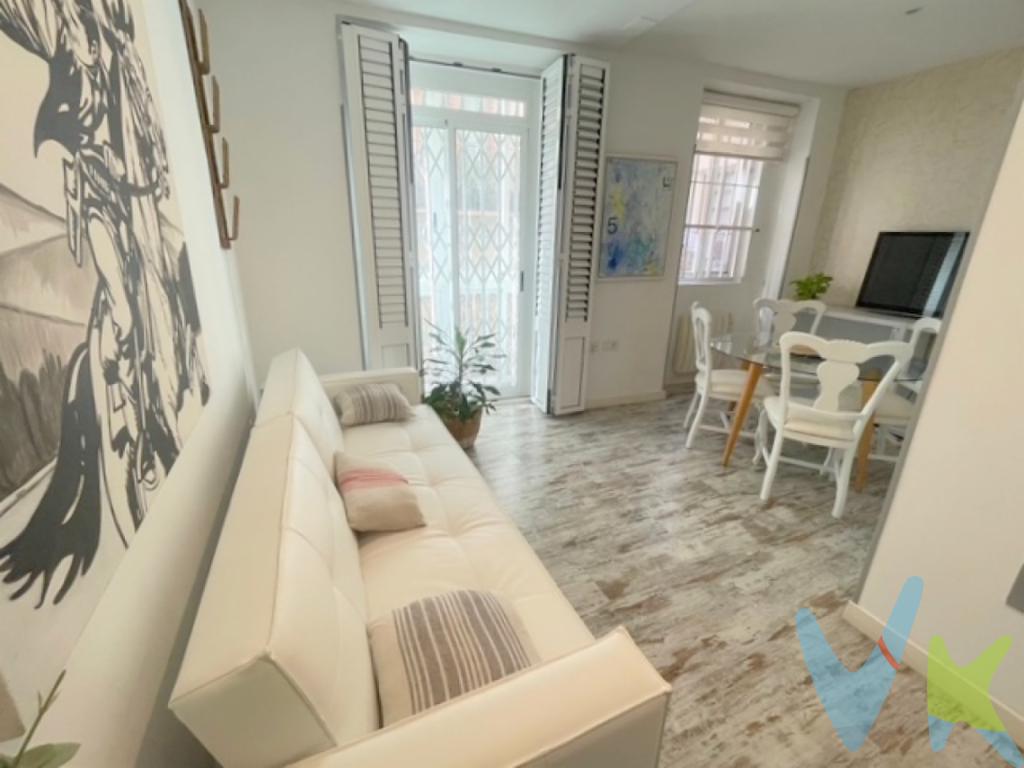 Piso reformado de 1 dormitorio, baño y aseo, con trastero en La Xerea, Ciutat Vella, Valencia.Área Marítima Inmobiliaria presenta esta vivienda totalmente reformada de 67 m² construidos, situada en calle d?EUR?En Blanch, en el barrio de La Xerea, Ciutat Vella, una ubicación privilegiada para disfrutar del centro histórico de Valencia.La vivienda se encuentra en una primera planta y destaca por una reforma de estilo contemporáneo que combina tonos claros con elementos de carácter, como las vigas de madera vistas y paredes de ladrillo, consiguiendo un ambiente cálido, actual y con personalidad.La zona de día dispone de un agradable salón-comedor, conectado visualmente con una cocina reformada de concepto abierto, equipada con mobiliario en tonos blancos y una práctica península que permite aprovechar muy bien el espacio.Cuenta con un dormitorio de buen tamaño, con armarios que ofrecen una amplia capacidad de almacenaje, un aseo en suite y un baño completo con ducha independiente. Una distribución especialmente funcional para una vivienda de estas dimensiones.Entre sus características encontramos suelo de parquet, carpintería interior lacada en blanco, carpintería exterior de aluminio, calefacción mediante calor azul y persianas motorizadas en el patio de luces. Además, la propiedad dispone de trastero, aportando un espacio adicional de almacenamiento muy valorado en una vivienda situada en pleno centro de Valencia.La vivienda se encuentra en un edificio de principios del siglo XX, con el encanto y la personalidad propios de las construcciones tradicionales de Ciutat Vella. Se sitúa en una primera planta, dentro de una finca sin ascensor. Su ubicación es uno de sus grandes atractivos.La vivienda se encuentra en La Xerea, dentro del distrito de Ciutat Vella, Valencia, en un entorno urbano consolidado, con comercios, restauración, servicios y buenas conexiones mediante transporte público. La calle de En Blanch se sitúa además en el entorno de Plaza de Tetuán y muy próxima al Jardín del Turia, reforzando el atractivo de una de las zonas más céntricas y singulares de la ciudad.Una vivienda reformada, funcional y con carácter, pensada para quienes buscan comprar piso en Ciutat Vella, vivir en La Xerea o disponer de una propiedad en pleno centro de Valencia, sin renunciar a una distribución cómoda y a espacios de almacenaje.Para más información o concertar una visita, contacta con Área Marítima Inmobiliaria, oficina Port Saplaya.35 años de experiencia al servicio del cliente residencial.Agencia Registrada con el Nº 100 en el Registro Obligatorio de Agentes Inmobiliarios de la Comunitat Valenciana. Puede consultarlo en la web de la GVA.PVP: Los honorarios que el comprador deberá abonar a la agencia, así como los gastos de notaría, registro e impuestos, no están incluidos.Este anuncio, incluyendo textos, fotografías e información, es meramente informativo y no contractual, pudiendo contener errores ajenos a la agencia.