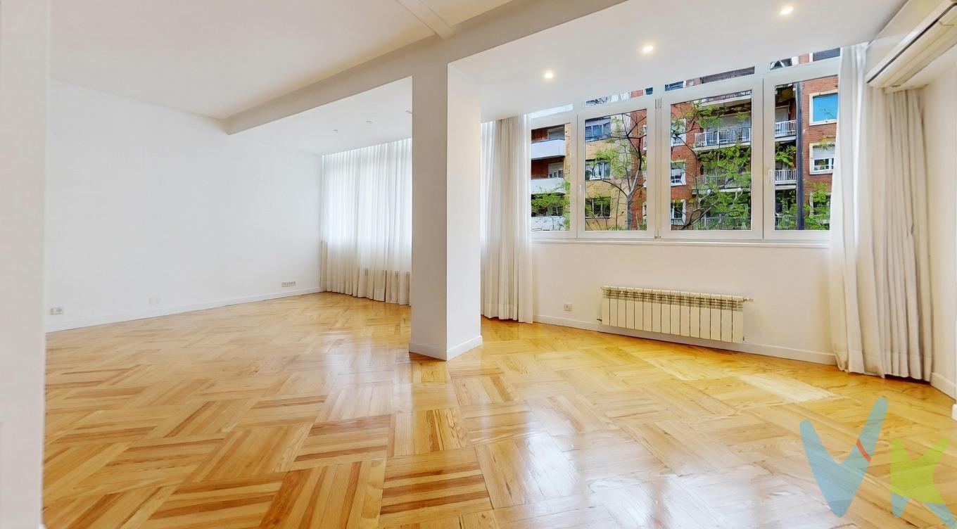 Presentamos esta espaciosa vivienda situada en una segunda planta de la calle José Abascal. Una propiedad representativa que destaca por sus generosas dimensiones, su luminosidad y su gran potencial para actualizarla y diseñarla a tu gusto. Su principal atractivo es el amplio salón-comedor distribuido en dos ambientes, con enormes ventanales a la calle José Abascal, que aportan abundante luz natural y realzan el carácter de la vivienda. La zona de descanso cuenta con 3 dormitorios, uno de ellos con baño en suite, y otro baño para dar servicio al resto de habitaciones. . Destaca también su zona de servicio independiente, con cocina y office, dormitorio y baño de servicio, además de un patio/lavadero, que aporta funcionalidad al día a día. Como valor añadido, la propiedad incluye un trastero y una plaza de garaje. Una excelente oportunidad para actualizar y crear una vivienda a medida, con amplios espacios, luz natural y una distribución versátil, en una de las direcciones más reconocidas de Madrid. Gastos a cargo del comprador: ITP del 6 % del precio de compra, gastos de notaría estimados entre el 0,2 % y el 0,5 %, y gastos de inscripción en el Registro de la Propiedad estimados entre el 0,1 % y el 0,25 % del precio de compra. Superficie descrita en la documentación registral: 203,18 m². Metros catastrales: 268 m² catastrales, vivienda 194 m2, elementos comunes 74 m2. Anuncio informativo y no contractual. Puede contener errores. ¡Llámanos y concierta tu visita!