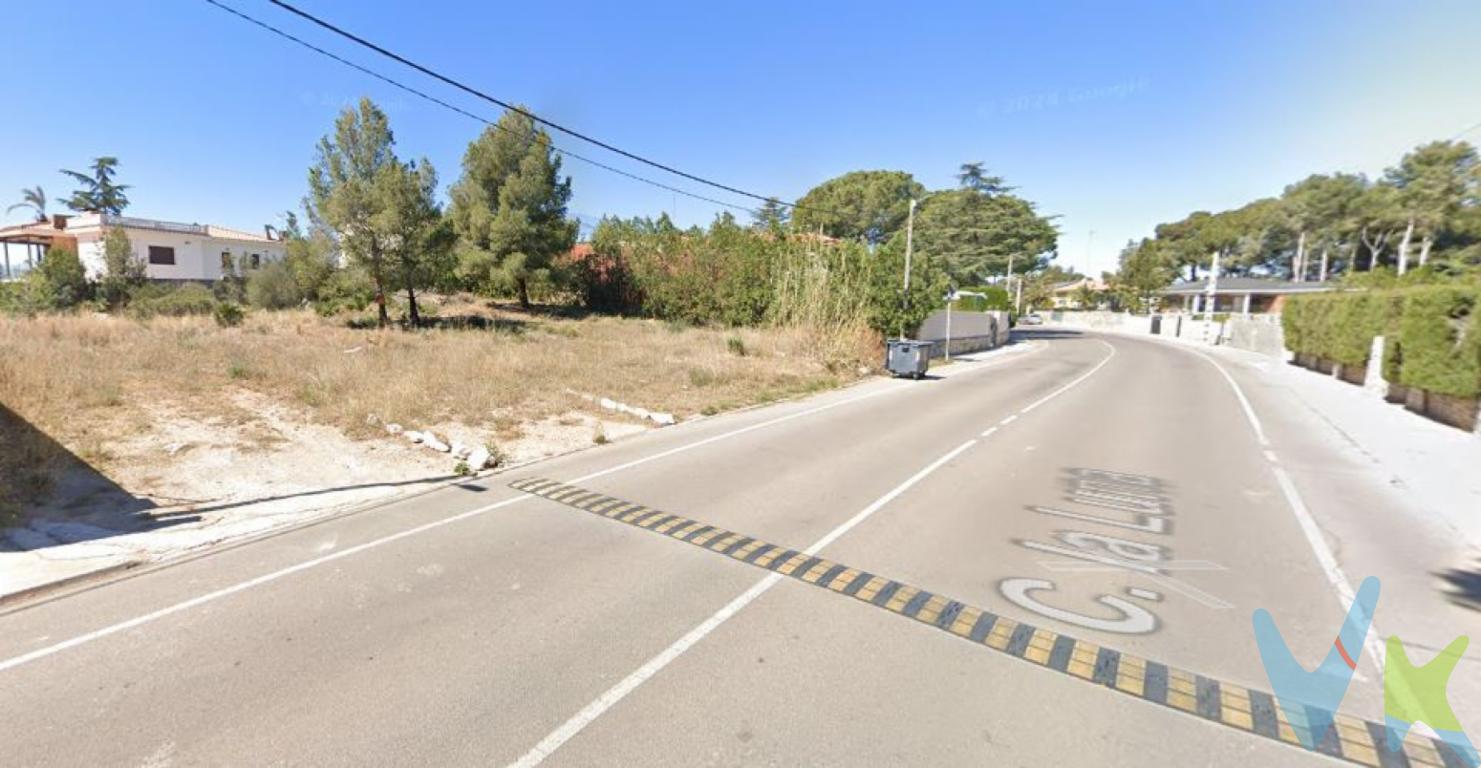 TERRENO URBANO, LLANO, de 1114m² en excelente zona de Cumbres de Calicanto.  ¿Te gustaría hacerte la casa de tus sueños en plena naturaleza?  Urbanización junto a la población de Torrent donde dispone de 2 paradas de metro y todos los servicios.  Zona destinada a primeras viviendas y vacacional, donde conviven vecinos de toda la vida con quiénes han venido atraídos por un relajante entorno lleno de espacios en plena naturaleza. El perfil son parejas jóvenes que buscan una zona dotada de todos los servicios, colegios, supermercados, centros comerciales, autobuses y a tan sólo 20 minutos de Valencia y menos de media hora de la playa  Estamos poniendo a su disposición una estupenda oportunidad, parcela totalmente urbana de 1.114m² con 32 metros de fachada aprox., prácticamente cuadrada y llana, con fachada desde el carrer Lluna en Calicanto (Torrent), con muy fácil y rápido acceso a la AP7.  Zona perfecta para convencer a cualquiera de que este es el lugar ideal para vivir, pasar las vacaciones de verano, la jubilación o cualquier etapa de la vida, la vida que te gusta, un oasis para descansar, soñar y saborear la vida, tele-trabajar, para ocio, en fín, esta zona cumple con todos los requisitos para que te hagas la casa que siempre deseaste y ser un magnífico escenario para futuros recuerdos   Para cualquier aclaración no dude de ponerse en contacto con nosotros, estaremos encantados de poderle ayudar.  Si tienes que vender antes tu vivienda, llámanos y te asesoramos cómo hacerlo para además tener los mínimos gastos posibles y todas las garantías.  Agencia Registrada con el nº00516 en el Registro Obligatorio de Agentes Inmobiliarios de la Comunidad Valenciana    Por mandato expreso del propietario, COMERCIALIZAMOS ESTE INMUEBLE EN EXCLUSIVA, lo que le garantiza el acceso a toda la información, a un servicio de calidad, un trato fácil, sencillo y sin interferencias de terceros. Por este motivo, se ruega NO MOLESTAR AL PROPIETARIO, a los ocupantes de la propiedad o a los vecinos. Muchas gracias por su comprensión.   La oferta está sujeta a cambios de precio o retirada del mercado sin previo aviso. Este anuncio en su conjunto, incluyendo textos, fotos, imágenes o cualquier otro contenido de este, no es vinculante dado que la información es ofrecida por terceros y puede contener errores. Se muestra a título informativo y no contractual.  El precio anunciado NO INCLUYE los impuestos, ni los gastos como, Notario, Registro de la Propiedad, ni los honorarios de la agencia inmobiliaria.  Esta propiedad se pone a la venta con toda la documentación comprobada y en regla, por lo que ofrecemos GARANTIAS a los compradores.  
