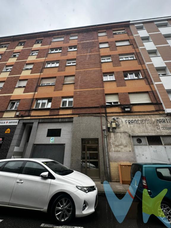  Se vende piso de 3 habitaciones y 1 baño, situado en una zona consolidada de La Calzada,  a tan solo dos minutos de la playa, ideal tanto como residencia habitual como inversión.El edificio cuenta con ascensor, lo que garantiza un acceso cómodo y sin barreras, perfecto para familias, personas mayores o simplemente para el día a día.Ubicado en un entorno tranquilo pero con toda la vida de barrio, este piso destaca por su excelente comunicación. A pocos minutos de la estación de tren y con varias líneas de autobús cercanas, permite moverse con facilidad por toda la ciudad.La zona ofrece todo tipo de servicios: colegios, supermercados, centros deportivos y zonas verdes. Además, cuenta con un ambiente cercano y familiar, con comercios tradicionales y una amplia oferta de hostelería donde disfrutar de la gastronomía local.Una oportunidad perfecta para quienes buscan una vivienda bien ubicada, con buena conexión y en un barrio con identidad propia.No dejes pasar esta oportunidad. Contacta para más información o para concertar una visita.en el precio de venta no están incluidos gastos de notaria, impuestos. 