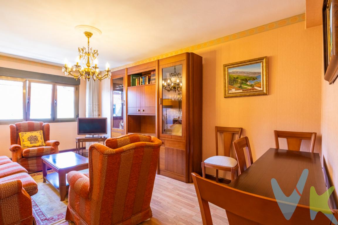 Ponemos a la venta este espacioso piso de tres habitaciones en Gijón en la calle Progreso, a 10 min andando del Paseo de Begoña y a 5 del Centro Comercial los Fresnos. Este inmueble se sitúa en la quinta planta de un edificio de seis plantas y fue construido en 1975. Tiene dos vecinos por planta Edificio con ascensor y rampa para personas con discapacidad. La propiedad está lista para entrar a vivir, totalmente amueblada y equipada con electrodomésticos, lo que permite disfrutar del hogar sin preocupaciones desde el primer día.La carpintería interior (puertas) es de madera.Carpintería exterior (ventanas) de aluminio en bronce con cristales climalit y ventanas oscilobatientes.Con una superficie útil de 82 metros cuadrados y una superficie construida de 104 metros cuadrados, este piso está diseñado para aprovechar al máximo cada espacio. Es un piso amplio y luminoso. Las tres habitaciones ofrecen el espacio necesario para una familia, o bien para aquellos que requieran de una habitación extra como estudio o despacho.El salón es bastante amplio y entra muchísima luz gracias a la altura de la vivienda y a su ventana de 3 hojas.La cocina, está completamente equipada con electrodomésticos (vitrocerámica, campana extractora, nevera, horno, lavadora y microondas). De la cocina accedemos a una terraza acristalada, también con carpintería de aluminio en color bronce, que podemos utilizar para tender en los días de lluvia. En esta terraza hay un termo de 82L para el agua caliente.Baño con ducha con mampara en aluminio blanco y bidé.Suelos de tarima en pasillo, salón y habitación principal, parquet en las otras dos habitaciones y gres en baño, cocina y terraza.Armario empotrado a la entrada de dos puertas y una despensa en el pasilloCalefacción eléctrica.Piso de estratégica ubicación en Gijón en una zona que está perfectamente comunicada. Además, el barrio cuenta con una amplia oferta de servicios, desde supermercados y tiendas de conveniencia hasta centros educativos y zonas verdes, que garantizan una calidad de vida excepcional.Acércate a conocer este inmueble y da un paso hacia una nueva etapa de vida. Esperamos su visita para mostrarle en detalle la que podría ser tu próxima vivienda en Gijón. Este piso es una promesa de comodidad y bienestar que está esperando por ti. 