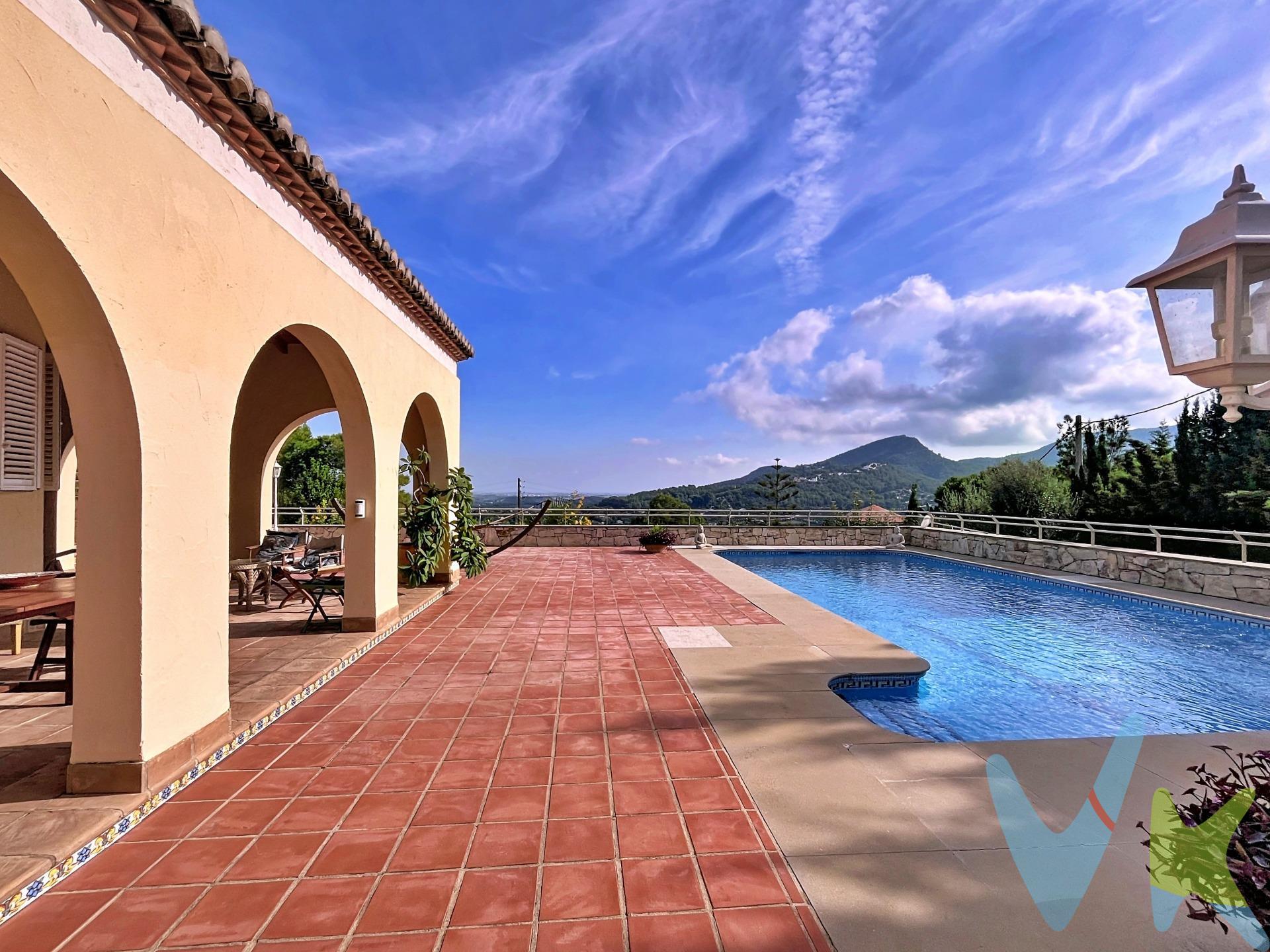 En la exclusiva urbanización El Respirall de Alzira (Valencia), se encuentra este. impresionante chalet de lujo de 483 m² sobre una parcela privada de más de 3.800. m², que ofrece una privacidad absoluta y unas vistas panorámicas que alcanzan. desde la playa de Cullera hasta el Oceanogràfic de Valencia y el Parque Natural de. la Casella. La vivienda destaca por sus calidades de primer nivel y una distribución. excepcional: seis habitaciones, cinco baños, una gran cocina con zona de. lavandería, un salón majestuoso con biblioteca y comedor, terrazas orientadas a. todos los puntos cardinales, sauna, piscina y jardines cuidados al detalle. Además. de su entorno natural privilegiado, la propiedad goza de una excelente conectividad:. se encuentra a poco más de media hora del aeropuerto de Valencia, a. aproximadamente una hora y cuarto del aeropuerto de Alicante, y cuenta con. acceso rápido a la ciudad de Valencia tanto por autovía interior como por la costa,. lo que la convierte en una opción ideal para quienes buscan lujo, comodidad y. buena comunicación.