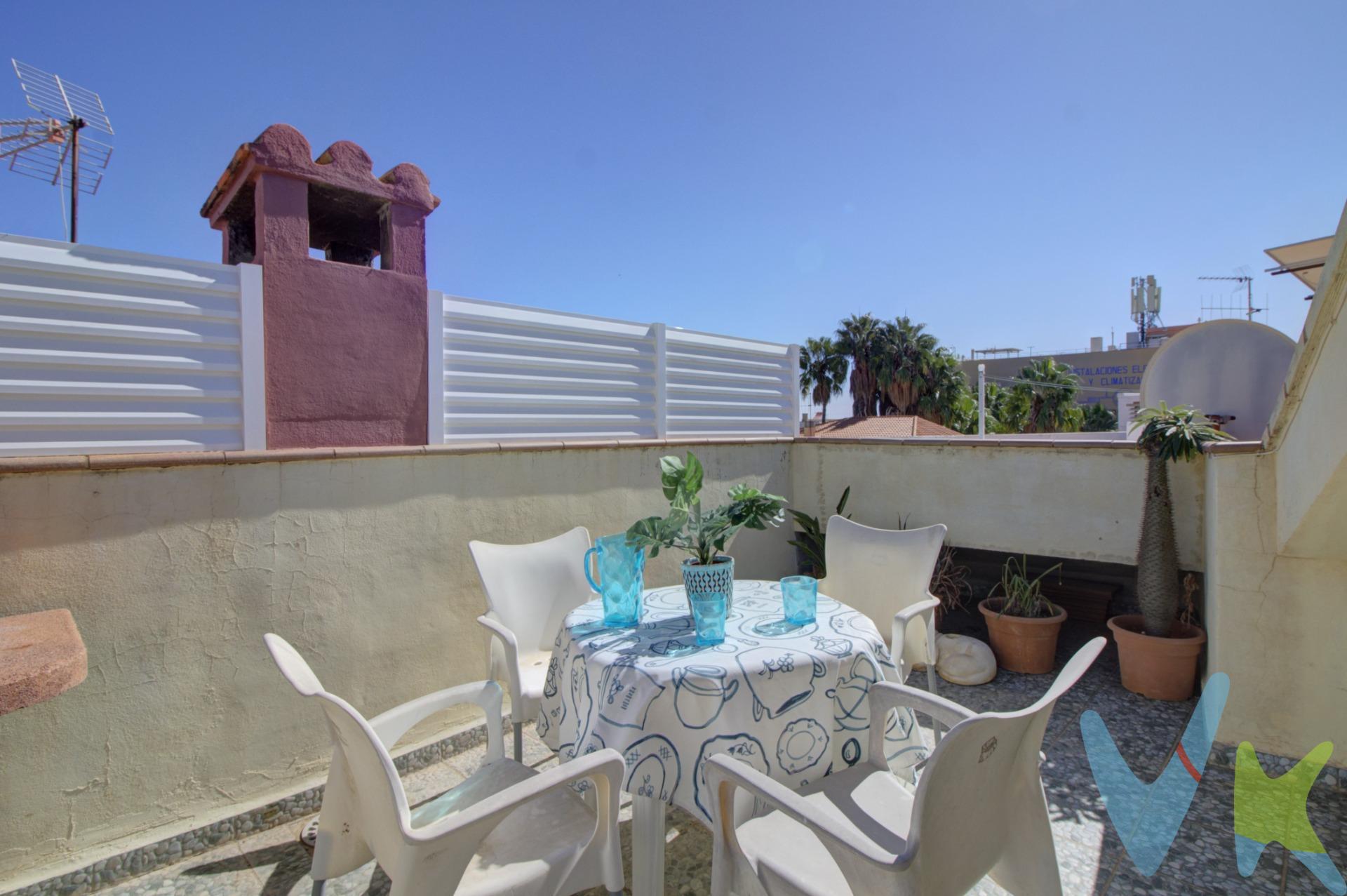 Descubre tu nuevo hogar en esta encantadora casa dúplex ubicada en el corazón del casco antiguo de Almenara, a pasos de la hermosa playa de Casablanca. Ideal para disfrutar momentos inolvidables con familiares y amigos, cuenta con un amplio salón comedor que se conecta perfectamente con una coqueta cocina. Además, dispone de un patio cubierto dónde se encuentra la zona de lavadero. En la primera planta encontrarás dos cómodas habitaciones dobles y otro baño completo para mayor comodidad. ¿Te gusta asar a la parrilla? La buhardilla es perfecta como sala multifuncional o habitación de invitados, allí también te espera una fantástica terraza equipada con barbacoa para tus reuniones sociales mientras disfrutas del atardecer sobre el mar Mediterráneo. Esta propiedad está lista para entrar a vivir ¡No pierdas esta oportunidad única!. Si lo necesitas, te ayudamos con la financiación. Los impuestos, gastos de notaría, registro y honorarios de agencia no están incluidos en el precio de venta. Para mayor seguridad en la compraventa, todas nuestras viviendas poseen FICHA DE CERTIFICACIÓN DE INMUEBLES registrada por la Asociación de Inmobiliarias de la Comunidad Valenciana ASICVAL. Antes de comprar o de entregar las arras, pida el Certificado de la vivienda para estar seguro y tranquilo sobre la situación legal, urbanística y de cargas de la misma. RK ESTAÑOL, mercantil Inmobiliaria Quasablanqua SL, está inscrita en el Registro de Agentes de Intermediación Inmobiliaria de la Comunidad Valenciana RAICV con el número de registro 1511. El barrio marítimo de Almenara, conocido como Casablanca, tiene una playa galardonada con Bandera Azul y todos los servicios para vivir todo el año, como farmacia, supermercado, restaurantes y centro de salud. A solo cuatro kilómetros, el pueblo de Almenara ofrece más servicios, incluyendo escuelas y tiendas. Todos los domingos, un mercado ambulante se instala en el paseo marítimo, que recorre los tres kilómetros y medio de playa compuesta por grava y arena dorada, con acceso para personas con movilidad reducida. Durante el verano, se celebran ferias comerciales, gastronómicas y actividades deportivas. Almenara, bien comunicada con Valencia y Castellón, se sitúa en la falda de la montaña del castillo, rodeada de campos de naranjos.