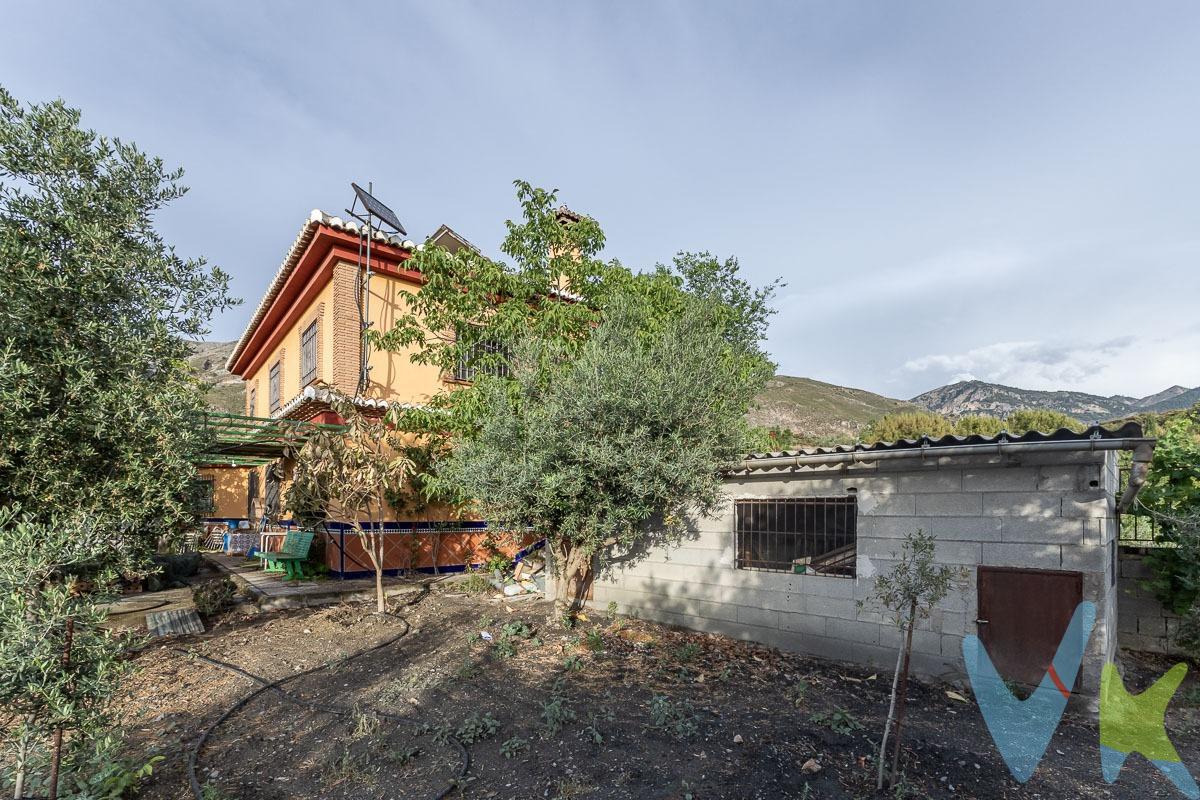 Ponemos a la venta esta preciosa finca rústica con vivienda en el Paraje La Solana, en uno de los accesos a los Cahorros, del término municipal de Monachil, a unos 2 km del casco urbano de la población. Enclavada en una parcela de 1.780 m2, la finca cuenta con vivienda de 62 m2. 🏡 Características principales de la vivienda:.         •	🛋️ Amplio salón con chimenea. 	•	🍳 Cocina integrada al salón. 	•       📦 Despensa. 	•	🛏️ 3 amplios dormitorios. 	•	🚿 1 baño completo. 	•	🍳 Cocina integrada al salón. 	•	📍 Ubicación de ensueño. Además, tiene una segunda edificación de 14 m2 actualmente destinada a almacén así como una piscina de 12 m2.  🏞️ Cuenta con unas vistas espectaculares al pueblo de Monachil y a la ciudad de Granada así como al valle y montes donde se encuentra enclavada. 💧Se abastece de agua de manantial y 💡la electricidad es mediante placas solares. Se está actualizando la documentación para adaptar la situación física a la documental. 📞 No te lo pienses y llámanos para visitarla!. Ref. N352 . * El PVP indicado no incluye impuestos ni gastos de Escritura. * Honorarios agencia no incluidos. * Las superficies expresadas en esta página tienen carácter descriptivo y son aproximadas. * Los precios pueden ser susceptibles de modificación sin previo aviso. * Esta propiedad se vende sin muebles.