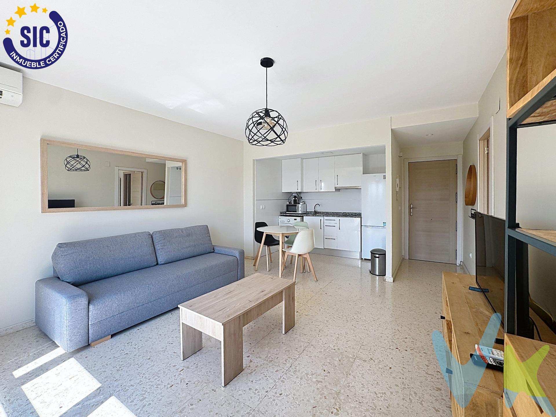 VIVIENDA VPO. Imagina despertar cada mañana con la brisa del Mediterráneo y el sol de levante entrando por tus ventanas. Este encantador piso de una habitación, situado en la quinta planta de un edificio con ascensor en el corazón de Canet d´En Berenguer, te lo ofrece a un precio que pocas veces se encuentra a tan solo unos pasos de la playa. Luz de Levante en Cada Rincón. La orientación este es uno de los grandes tesoros de esta vivienda. La habitacion recibe la luz natural desde primera hora de la mañana, creando ambientes cálidos y luminosos que invitan al descanso. La distribución, inteligente y sin espacios perdidos, aprovecha al máximo los 45 m2 construidos para ofrecerte todo lo que necesitas en un hogar de costa. Entra y Disfruta — Sin Obras, Sin Esperas. La vivienda se encuentra en perfecto estado de conservación y lista para habitar desde el primer día. Además cuenta con:. 1 habitacion amplia y luminosa. 1 baño completo. Aire acondicionado split — veranos frescos garantizados. Edificio con ascensor. Quinta planta — más tranquilidad y mejores vistas. Canet d´En Berenguer: Vivir en la Costa sin Renunciar a Nada. Canet es uno de los pueblos costeros más auténticos de la provincia de Valencia. A pocos metros encontrarás la playa, el puerto deportivo, supermercados, restaurantes y todos los servicios del día a día. La conexión con Valencia capital es sencilla tanto por la AP-7 como por el ferrocarril de Cercanías, lo que lo convierte en un destino perfecto tanto para residencia habitual como para segunda vivienda. No dejes escapar esta oportunidad. Viviendas en esta ubicación, con estas condiciones y a este precio, no duran mucho en el mercado. Contacta con nosotros y visítala esta semana. VENTA:. PVP 137.000€. Gastos e impuestos no incluidos en el precio. La compra conlleva impuestos y gastos de formalización para el comprador. A título orientativo se informa que en segundas transmisiones el ITP con carácter general en Valencia es del 9%, pudiendo existir otros tipos impositivos atendiendo a las circunstancias personales del comprador u otras circunstancias previstas legalmente. Base imponible del impuesto el mayor valor entre el precio de compraventa, la tasación o el valor de referencia catastral. En cuanto a los gastos de notaría y registro, en su caso, suelen oscilar aprox. entre 1,5% y 2,5% (aranceles variables según precio, n.º de copias y complejidad). El comprador elige notario. Si el comprador precisase de hipoteca: tasación, condiciones y costes bancarios serán según entidad elegida por el comprador, así como los gastos de gestoría, y cualesquiera otros gastos inherentes a la formalización de la compraventa que legalmente correspondan a la parte compradora, salvo pacto expreso en contrario con el vendedor. El consumidor tiene, conforme a la normativa vigente, a su disposición información y documentación adicional relativa al inmueble y condiciones de la compraventa, que podrá ser consultada en C/Joaquín Costa 4, bajo 46005 Valencia o urbe2@remax.es. Honorarios de mediación inmobiliaria a cargo del COMPRADOR: (3% del precio final de venta más IVA (21%), salvo otro pacto.); y de VENDEDOR (según acuerdo con el mismo). Se informa al consumidor que la agencia actúa como intermediaria inmobiliaria en la operación, estando cualquier eventual compraventa y sus condiciones sujeta a la aceptación expresa del propietario-vendedor y a la posterior formalización del correspondiente contrato.