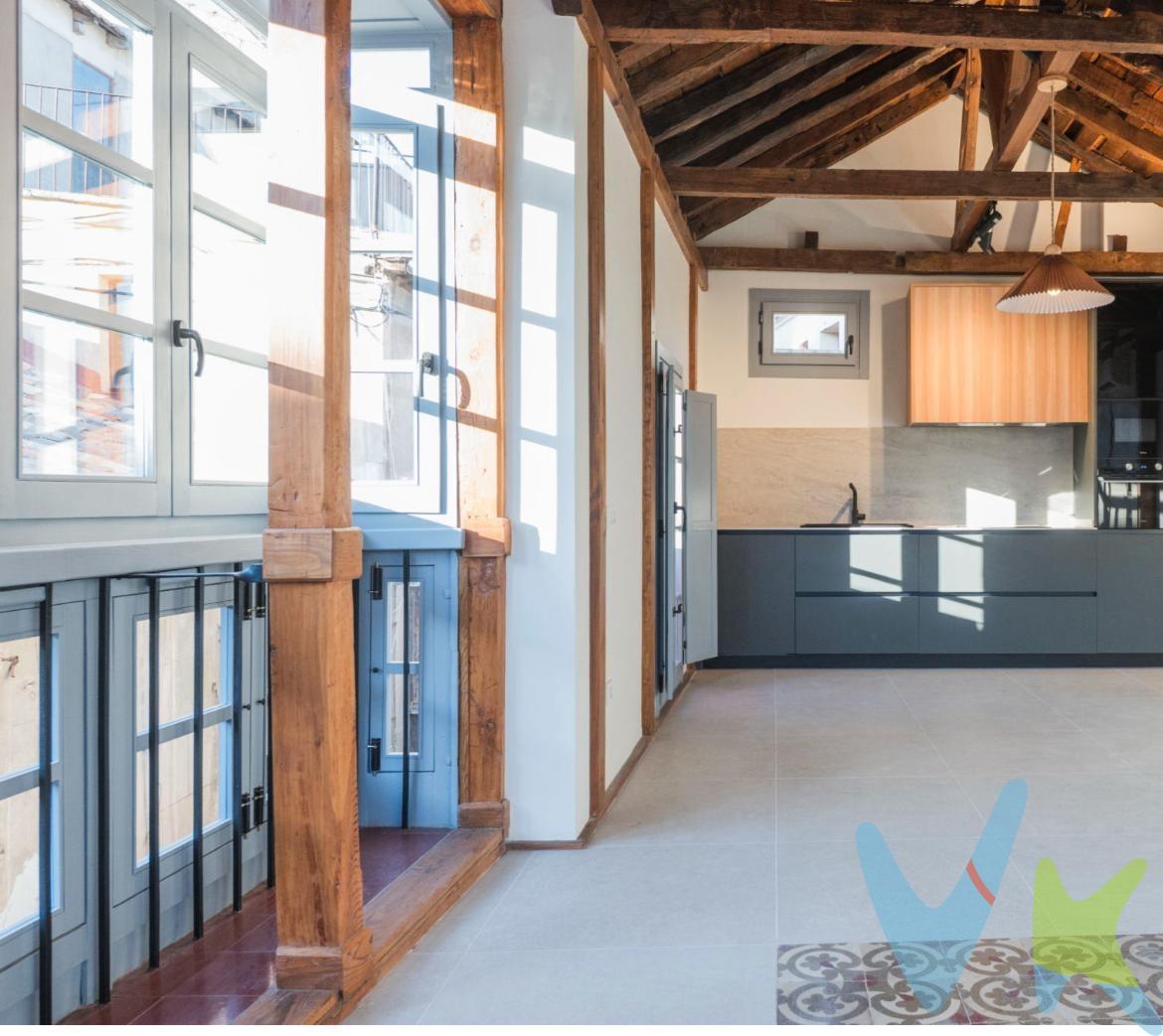 Descubre este impresionante piso reformado ubicado en pleno corazón del casco histórico de Toledo. Con una superficie generosa de 87 m², esta propiedad ha sido meticulosamente renovada para ofrecer un espacio amplio y lleno de luz natural. Cuenta con dos acogedores dormitorios y dos baños completos, uno incorporado al dormitorio principal (en suite). La vivienda dispone además de aire acondicionado individual en todas sus estancias para asegurar tu confort durante todo el año. Una joya adicional es su terraza privada que ofrece vistas espectaculares hacia la catedral y los encantadores alrededores históricos; cada mañana se convierte así en una experiencia inolvidable. Su excelente estado general y su orientación sur-este maximizan la entrada de luz solar durante las horas diurnas. El acceso a este hogar está facilitado por calles adornadas con muros antiguos pertenecientes al entramado medieval toledano: casas históricas construidas con piedra, pintorescos callejones estrechos e inigualables rincones llenosde historia te rodearán día tras día. Al encontrarse dentro del núcleo antiguo dela ciudad , estarás muy cerca también desitios emblemáticos como laplazadel Zocodover o restossignificativos dela Judería . No pierdas esta oportunidad única tanto si deseas establecerte aquícomo residencia habitual o buscaruna inversión excepcional.Ponteen contacto ahora mismo paraconocer más detalles sobreesta magnífica propiedad ¡yprograma ya tu visita!
