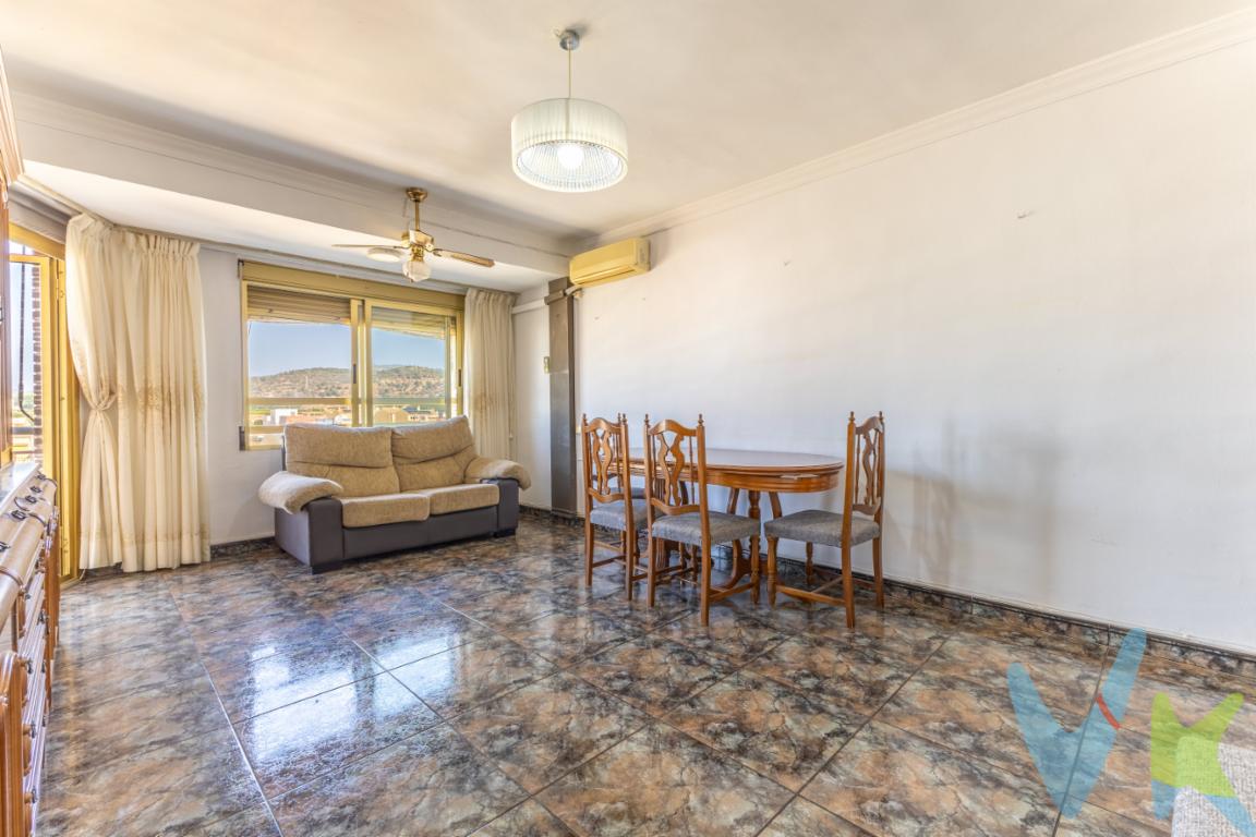  **Descripción del Inmueble en Puçol: Piso Amplio y Bien Comunicad**¡Bienvenidos a su próximo hogar en Puçol! Este magnífico piso, disponible en venta, es la elección perfecta para quienes buscan amplitud y comodidad en una ubicación privilegiada. Situado en la quinta planta de un edificio con ascensor construido en el año 1975, esta vivienda ofrece la combinación perfecta de espacio y cercanía a los servicios de transporte público.Con una superficie útil de 92 metros cuadrados y 99 metros cuadrados construidos, este piso cuenta con cuatro amplias habitaciones, ideales para una familia numerosa o para quienes desean contar con espacios adicionales para oficina, hobby o visitas. Cada rincón del inmueble ha sido diseñado para maximizar la comodidad y funcionalidad.Al ingresar, se encontrará con un generoso recibidor que da la bienvenida y conecta con el resto de las estancias. La luz natural es una constante en cada habitación, proporcionando un ambiente cálido y acogedor. El salón-comedor es especialmente amplio y destaca por su acceso directo al balcón, donde podrá disfrutar de las vistas y de momentos de tranquilidad al aire libre.La cocina es otro de los puntos fuertes de esta propiedad. Espaciosa y bien distribuida, permite tanto disfrutar de cenas familiares como organizar pequeñas reuniones con amigos. Con el balcón como extensión del área común, las posibilidades se multiplican, haciendo de este espacio el corazón del hogar.Puçol, con su encanto natural y comunitario, es el marco perfecto para establecer su residencia. La ubicación del edificio, a pocos minutos caminando de transporte público, ofrece una excepcional conexión con el resto de la ciudad. Tanto la estación de tren como la parada de autobús se encuentran a corta distancia, facilitando sus desplazamientos diarios, ya sea para trabajar, estudiar o disfrutar de actividades de ocio.Un inmueble con las características y ventajas de este piso no permanece mucho tiempo en el mercado. Su amplia distribución, la comodidad del ascensor y la cálida acogida del vecindario, son razones más que suficientes para concertar una visita. Este hogar le ofrece la oportunidad de vivir en una zona donde la calidad de vida es prioritaria, sin renunciar a la cercanía con el centro de Valencia y otros puntos de interés.Si busca un lugar donde cada miembro de la familia tenga su espacio, con la comodidad de contar con todos los servicios cerca, este piso es una opción incomparable. Los futuros habitantes podrán disfrutar de la tranquilidad de Puçol, combinada con la eficiencia de sus conexiones y la amplitud de un hogar diseñado para el confort diario.No deje pasar la oportunidad de conocer en detalle este atractivo piso. La visita le permitirá experimentar de primera mano el entorno y la calidad de vida que esta propiedad ofrece. Contáctenos para más información y descubra por qué este es el lugar ideal para vivir. Su próximo hogar en Puçol ya le está esperando, listo para ser el escenario de nuevos recuerdos y experiencias inolvidables. 