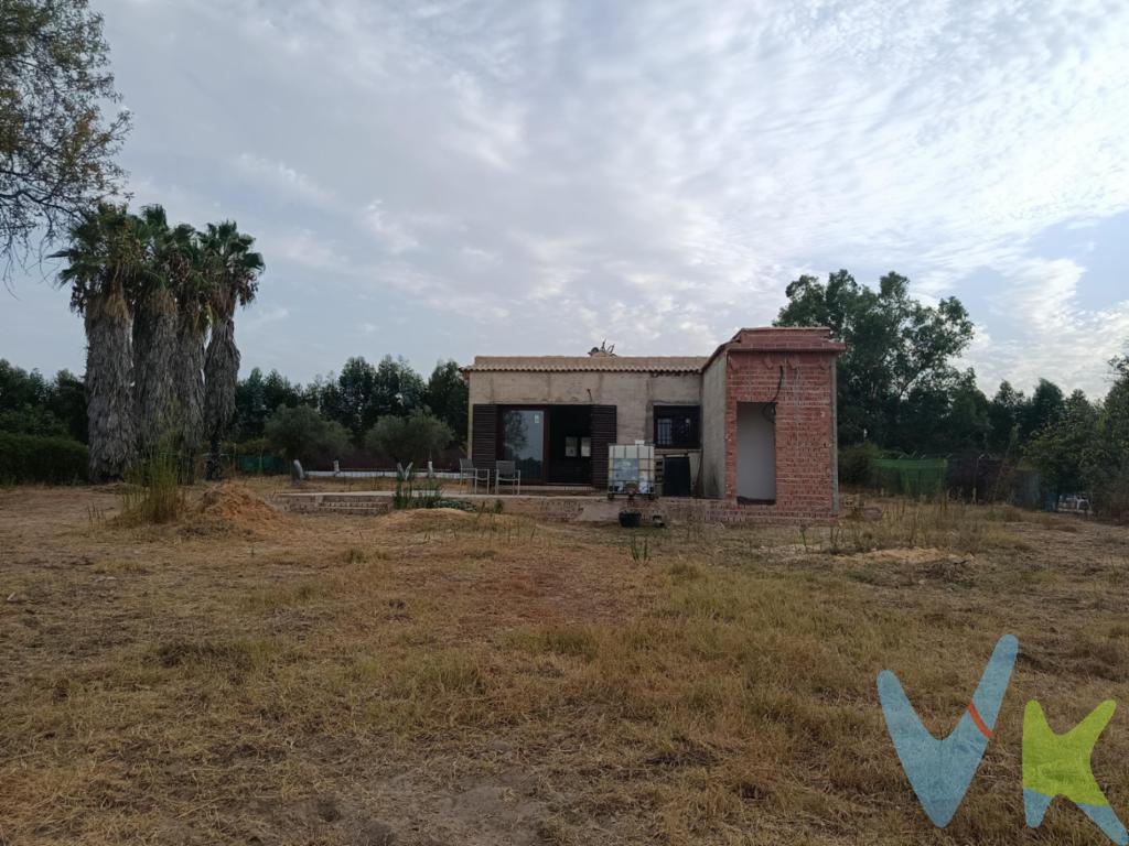 Oportunidad Única en Entrepinos (Hinojos, Huelva): Bajada de Precio y Alta Demanda

43 personas ya la tienen en favoritos… pero solo 4 han preguntado.

¿Y si esta casa es la tuya? Ven a descubrirlo.
En la urbanización rústica más valorada de Hinojos, te espera una propiedad con un potencial extraordinario: una base sólida y legalmente reconocida en escrituras, lista para que la termines a tu gusto y conviertas cada rincón en tu obra maestra personal.

🌿 La propiedad
• 92 m² construidos, perfectos para definir los acabados que siempre has querido.

• Distribución pensada para vivir con comodidad:
  – 3 habitaciones
  – 2 baños
  – Salón–comedor
  – Cocina con barra americana
  – Zona de lavandería

•	La venta tiene incluidos los azulejos para terminar todo el suelo, los baños y la cocina según el proyecto original, hace dos semanas se ha puesto el techo nuevo para que esté más bonita.

•	Todas las ventanas son oscilobatientes con vidrio climalit y laminado bajo emisivo. No se rompen.

• Parcela de 2.849 m², privacidad aun estando en una urbanización, silencio y un entorno natural que enamora desde el primer minuto.
• Arquitectura con aire rústico contemporáneo y líneas minimalistas que podrás rematar con tu estilo.
🌱 Diferenciales que la hacen única
• Preparada para vida autosostenible: posibilidad de instalar placas solares.
• Depósito de agua de 12.000 L conectado a recogida de lluvia.
• Pozo propio operativo.
• Vecinos que valoran la paz, el respeto y la vida auténtica de campo.

📍 Ubicación privilegiada
• En pleno entorno natural del Parque Nacional de Doñana, urbanización rodeada de pinos y aire puro.
• A solo 35 min de Sevilla, 40 min de Huelva y 30 min de la playa.
• Un enclave perfecto para quienes buscan naturaleza sin renunciar a la buena comunicación.

🔻 Bajada de precio para facilitar la decisión y decirte que puedes empezar a negociar.

Si ya la habías visto o la tenías guardada, ahora es el momento ideal para venir a conocerla.
La propiedad ofrece mucho más en persona que en fotos.

📞 Agenda tu visita hoy mismo y siente si este puede ser tu próximo hogar.


Si buscas un lugar para vivir tranquilo, con la libertad de diseñar tu casa y un entorno natural que invita a respirar, desconectar y disfrutar, esta es tu oportunidad.

¿Es español o extranjero y necesita financiación para poder comprarla? Le ayudamos a conseguirla con las mejores condiciones del mercado.

¿Busca una casa de campo pero su estilo es otro. Contacte con nosotros, seguro que tenemos la casa de tus sueños en Huelva, Sevilla, Cádiz y el resto de Andalucía.

Tenemos más de 20 años ayudando a personas a comprar o vender sus propiedades.

Informamos a nuestros clientes que el precio de venta no incluye lo siguiente: Honorarios de la agencia inmobiliaria, impuestos (el Impuesto de Transmisiones Patrimoniales, IVA o AJD, en su caso), otros gastos de la compraventa (gastos de registro de la Propiedad, Notaría, gestión ni de posible financiación). Documento DIA a disposición del consumidor según Decreto 218/2005 Junta de Andalucía. IMG.
