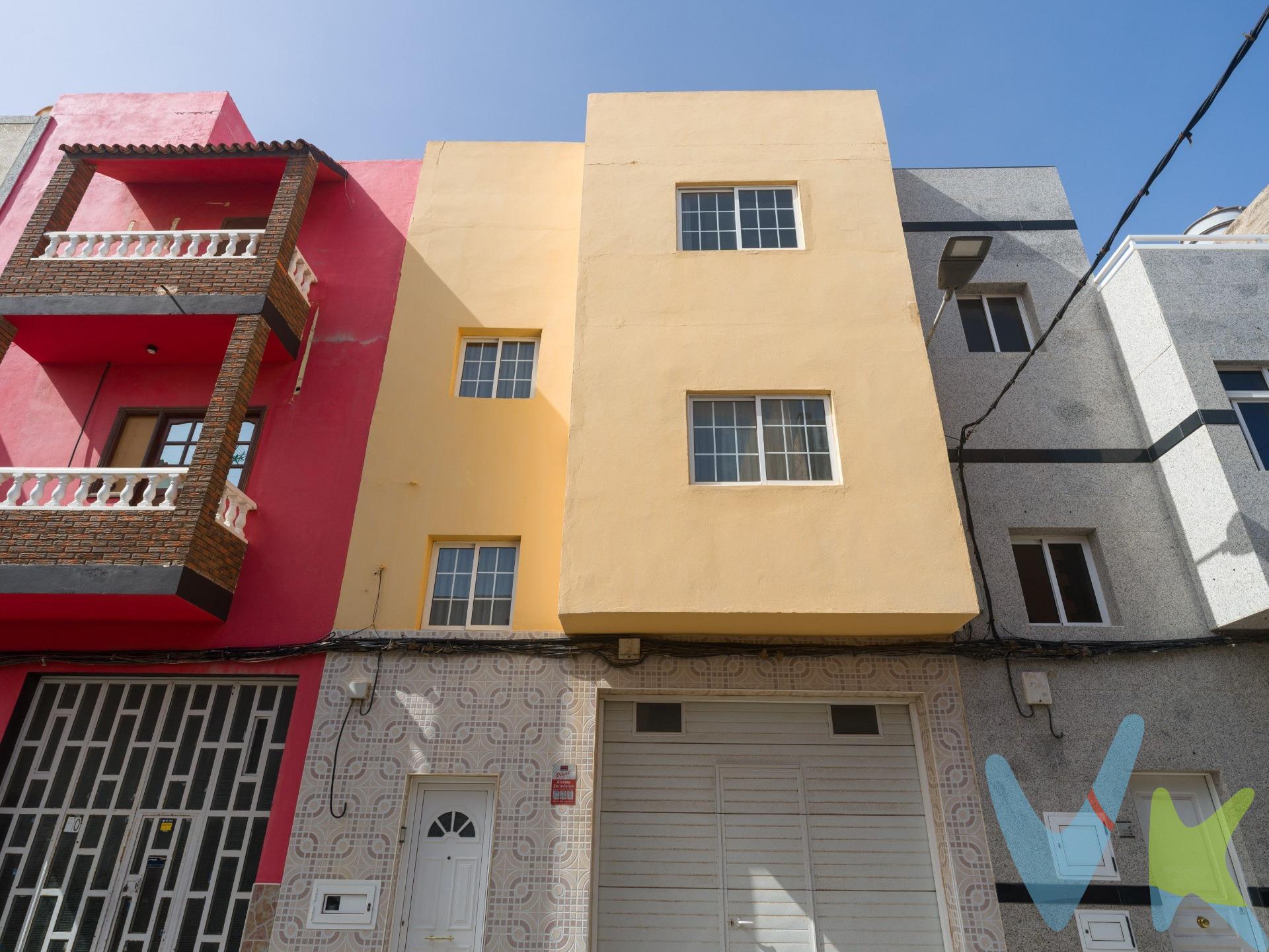 Se vende edificio adosado unifamiliar de tres plantas más azotea transitable en la zona de Balos (Vecindario), una ubicación muy demandada por su comodidad y cercanía a todos los servicios. La propiedad se encuentra a pocos minutos del Centro Comercial Atlántico, con supermercados, colegios, institutos, zonas deportivas, farmacias y transporte público en el entorno inmediato. Además, cuenta con fácil acceso a la GC-1, lo que permite una excelente conexión con otras zonas de la isla. Una ubicación ideal tanto para vivir como para invertir. Este inmueble destaca por su amplitud y versatilidad, ofreciendo múltiples posibilidades tanto como vivienda unifamiliar amplia como para proyecto de inversión con opción de dividir en varias unidades independientes. En la planta baja cuenta con un amplio garaje, cocina, baño y un patio interior que aporta ventilación y luz natural. La primera planta alberga la vivienda principal, con tres dormitorios, salón, comedor, cocina independiente, un baño completo y un segundo patio interior que mejora la luminosidad de los espacios. La última planta dispone de dos dormitorios adicionales, cocina y zona de salón, ideal como vivienda independiente, apartamento para alquiler o espacio adicional para la familia. En la azotea transitable encontramos zona de lavandería, dos cuartos de apero y espacio abierto perfecto para disfrutar del aire libre y crear un huerto urbano, por ejemplo. Una propiedad con gran potencial y versatilidad para quienes buscan una vivienda amplia con posibilidad de independizar espacios o dividir en varias unidades como inversión. . Ubicada en una zona consolidada, bien comunicada y con todos los servicios cercanos. Imágenes de decoración creadas con IA-. Precio de Venta al Público (PVP) – No incluye gastos. Impuestos y demás gastos legalmente correspondan al comprador. Inmueble sujeto a ITP del 6,5% con carácter general; existen excepciones según normativa aplicable. Base imponible el mayor valor entre: 1) precio de venta: 2) tasación; 3) valor referencia catastral. Gastos Notaria y Registro entre 0,3% - 0,8% aprox. según aranceles. Financiación: gastos de hipoteca, tasación y gastos bancarios a cargo del comprador y según su necesidad y elección. Honorarios inmobiliaria a cargo del vendedor. Operación y condiciones de compraventa sujeta a aceptación expresa del vendedor. Para acceder a información y documentación legalmente exigible por el consumidor puede contactarnos. Anuncio sujeto a errores, cambios de precio, omisión y/o retirada del mercado sin aviso previo