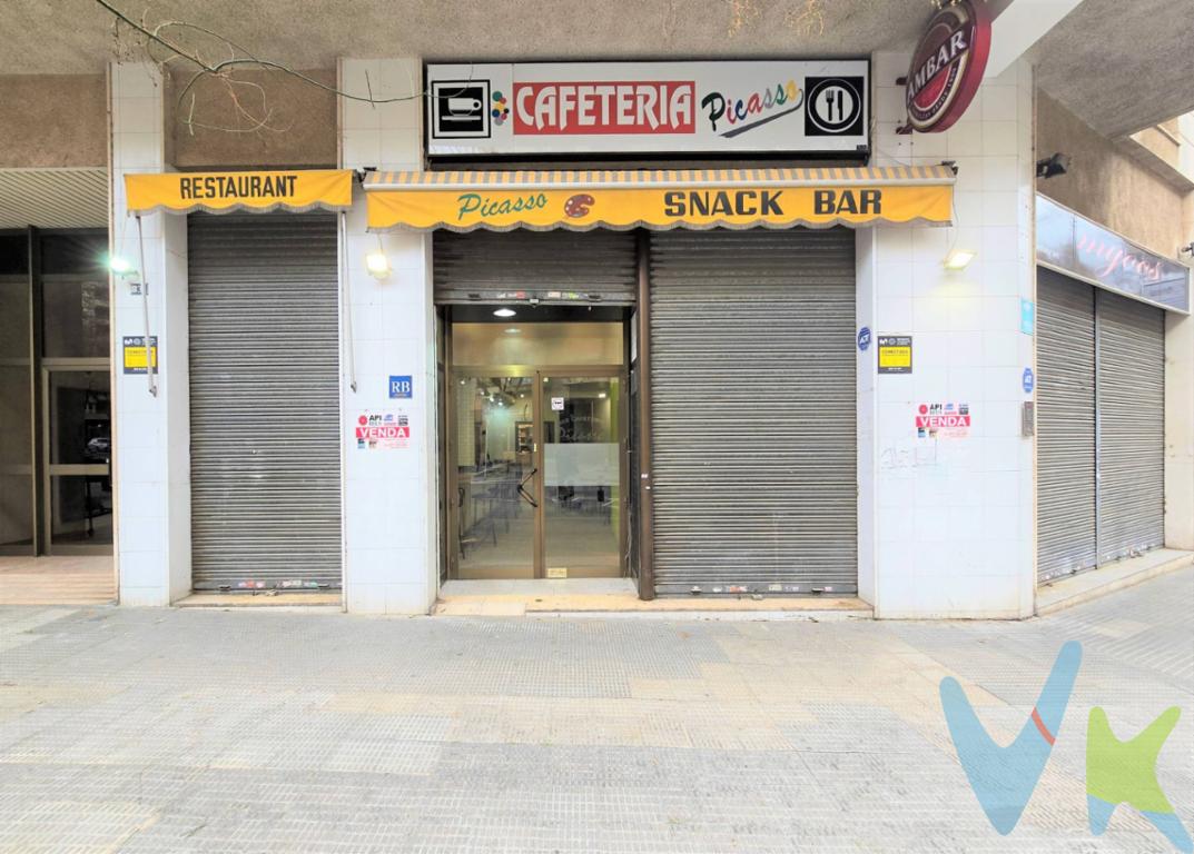 BAR / CAFETERÍA  EN VENTA EN ZONA CENTRO DE REUS. Les presentamos en exclusiva, este local con la licencia de actividad   como bar/cafetería en vigencia,  equipado y listo para su funcionamiento. Nos ubicamos en una zona muy comercial y con una densidad de población elevada, ideal para este tipo de negocios, un auténtico punto neurálgico con una gran visibilidad, asegurando así,  una amplia facturación diaria. . El local en su planta baja, a pie de calle sin barreras arquitectónicas,  dispone de una amplia barra, una sala con diferentes mesas ideales para desayunos y menús, una amplia y cómoda cocina con un polivalente almacén , dos baños equipados para personas con movilidad reducida y posibilidad de disponer de una atractiva terraza exterior. En su planta superior (altillo) nos encontramos con la maquinaria de ventilación y refrigeración del local, otro baño, éste con ducha y una amplia zona polivalente  ideal como almacén o zona de descanso para uso propio. . Sin duda se trata de una gran oportunidad de negocio, con toda una infraestructura ya creada como bar/cafetería o si lo desean, para crear otro tipo de negocio aprovechando la gran ubicación que dispone este fantástico local. . Contáctennos y concierten una visita con nosotros, les atenderemos con mucho gusto.