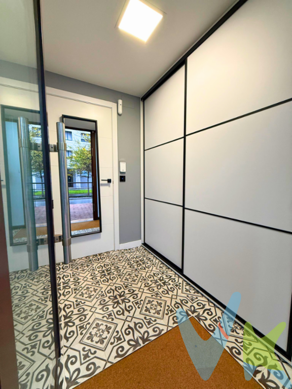 Imagina entrar en un espacio donde todo está pensado para disfrutar Eso es lo que ofrece este precioso bajo reformado en pleno barrio de Montevil, rodeado de zonas verdes y con una ventaja difícil de encontrar: ¡tiene licencia de vivienda vacacional!Desde el primer paso, la vivienda transmite calidez, diseño y comodidad. Su reforma combina estilo y funcionalidad, convirtiéndola en una opción perfecta tanto para vivir como para invertir en el mercado vacacional.Nada más entrar, te recibe una cocina americana moderna, integrada en una acogedora sala de estar que invita a relajarse. En esta misma planta se encuentra el dormitorio principal, muy confortable, y un baño completo con acabados actuales.Sobre esta zona, un altillo encantador aporta una cama extra, creando un rincón perfecto para invitados o para aumentar la capacidad turística del inmueble.Subiendo a la planta superior nos sorprende un espacio versátil, muy luminoso, ideal como gran zona de almacenaje o como zona de juegos o lectura, ofreciendo posibilidades infinitas según las necesidades del futuro propietario.El inmueble cuenta también con acceso directo a un agradable patio comunitario, un espacio abierto que suma confort y sensación de desahogo. Y como guinda, una plaza de garaje muy cómoda debido a la usencia de plaza justo enfrente, un auténtico tesoro en la zona que asegura tener siempre sitio para aparcar sin preocupaciones.Todo en este bajo está listo para empezar a explotarse desde el primer día: documentación en regla, estado impecable y una distribución que enamora. Una auténtica oportunidad para quienes buscan una propiedad con encanto, rendimiento garantizado y cero complicaciones. ¿Todavía no nos has llamado? La oferta está sujeta a cambios de precio o retirada del mercado sin previo aviso. Este anuncio en su conjunto, incluyendo textos, fotos, imágenes o cualquier otro contenido del mismo, no es vinculante dado que la información es ofrecida por terceros y puede contener errores. Se muestra a título informativo y no contractual. El precio no incluye impuestos (IVA, ITP...) y otros gastos de la Compraventa (notaria, gestoría y registro).Por mandato expreso del propietario, comercializamos este inmueble en exclusiva, lo que le garantiza el acceso a toda la información, a un servicio de calidad, un trato fácil, sencillo y sin interferencias de terceros. Por este motivo, se ruega no molestar al propietario, a los ocupantes de la propiedad o a los vecinos. Muchas gracias por su comprensión. Si usted es agente inmobiliario y tiene un cliente para este inmueble, llámenos: estaremos encantados de colaborar.