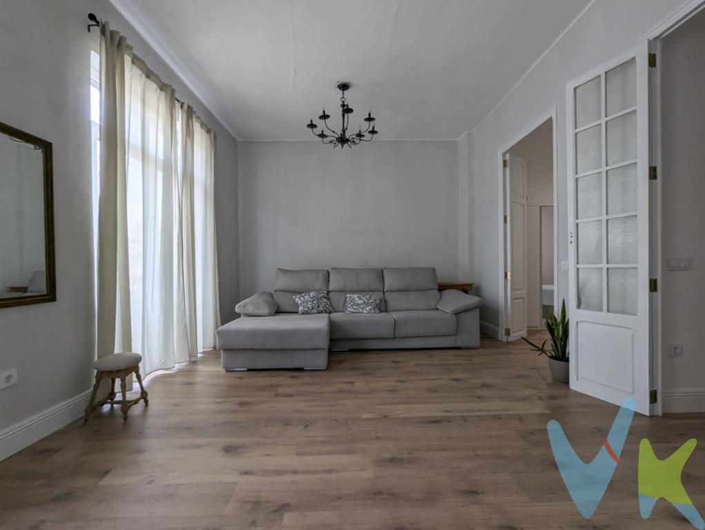 RACASA Torres de Quart vende en exclusiva esta fantástica propiedad totalmente reformada, lista para entrar a vivir. Ubicada en una segunda planta de una finca clásica y tranquila (sin ascensor), la vivienda destaca por su cuidada actualización, ofreciendo un hogar funcional, moderno y muy acogedor.Al entrar, nos recibe una distribución optimizada donde se diferencia muy bien la zona de día. El salón comedor, cálido y confortable gracias a sus acogedores suelos laminados, dispone de acceso directo a un coqueto balcón exterior. Además, el inmueble cuenta con un área de comedor independiente, perfecta para organizar comidas con familiares y amigos con total comodidad.La vivienda dispone de 2 dormitorios interiores, lo que garantiza un descanso placentero y libre de ruidos urbanos. La cocina independiente y completamente equipada, cuenta con ventana exterior que aporta excelente ventilación natural y luminosidad. Por su parte, el cuarto de baño ha sido renovado con un diseño contemporáneo, incorporando un cómodo plato de ducha y acabados de alta calidad.La propiedad se encuentra en un enclave estratégico de Valencia, entre los distritos de Mestalla y Algirós. Una zona consolidada que destaca por su excelente calidad de vida, ofreciendo todo tipo de servicios a pie de calle: supermercados, comercios locales, centros de salud, colegios, oferta gastronómica y zonas de ocio.Su localización es inmejorable para la comunicación con el resto de la ciudad, contando con varias líneas de autobús EMT y una excelente conexión con las estaciones de Metrovalencia (Amistat y Aragón). Además, se sitúa a pocos minutos caminando de la zona universitaria de Blasco Ibáñez y de los emblemáticos Jardines del Turia, el gran pulmón verde de la ciudad donde practicar deporte o relajarse.¡No dejes pasar esta oportunidad! Ponte en contacto con nosotros hoy mismo al 607141035 y coordinaremos una visita sin compromiso. ¡Llámanos para más información! El precio no incluye lo siguiente: honorarios de la agencia inmobiliaria, impuestos (IVA, ITP) y otros gastos de la Compraventa (notaría, gestoría y registro). La oferta está sujeta a cambios de precio o retirada del mercado sin previo aviso. Este anuncio en su conjunto, incluyendo textos, fotos, imágenes o cualquier otro contenido del mismo, no es vinculante dado que la información es ofrecida por terceros y puede contener errores. Se muestra a título informativo y no contractual.Número de Registro de Agentes de Intermediación Inmobiliaria de la Comunidad Valenciana: RAICV-1405. 