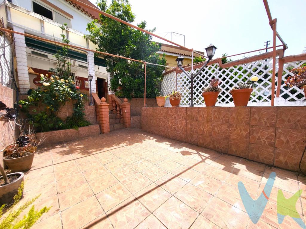En venta esta encantadora casa rústica en El Zumacal, a pocos metros del área recreativa de la Laguna de Valleseco. Esta singular vivienda, con una superficie construida de 169 m², destaca por su entorno natural, su distribución funcional y sus 3 amplias terrazas que invitan a disfrutar de unas impresionantes vistas a la montaña, relajarse al aire libre o compartir momentos con familiares y amigos. La propiedad se distribuye en varias alturas:. - Planta baja (a nivel de calle): cuenta con un amplio garaje de 22 m². - Primera planta: accedemos a través de escaleras exteriores y encontramos una gran terraza descubierta con árboles frutales (aguacatero, limonero, naranjo, entre otros), una terraza cubierta con barbacoa y el acceso a la vivienda. En esta planta se ubican dos salones, una amplia cocina, un dormitorio doble y un baño con plato de ducha. - Segunda planta: conectada mediante escaleras interiores, alberga un espacioso salón con chimenea que aporta calidez y confort, ideal para las noches de invierno, además de dos dormitorios dobles y un aseo. - Azotea: dispone de una magnífica terraza de 30 m² con vistas panorámicas al entorno natural del interior de la isla, una habitación de 21 m² con múltiples posibilidades y un cuarto lavadero. También cuenta con dos depósitos de agua con capacidad de 1.000 litros. La casa es totalmente exterior, se vende amueblada y cuenta con techos altos que proporcionan frescor y sensación de amplitud. Su orientación sureste garantiza una excelente iluminación natural durante todo el día. La carpintería exterior es de madera, lo que aporta un toque rústico y acogedor que armoniza con el entorno. Esta vivienda es ideal para quienes quieran una segunda residencia o una vivienda habitual en contacto con la naturaleza, tranquilidad y tener una buena calidad de vida. Se encuentra a tan solo 30 minutos de Las Palmas de Gran Canaria y a pocos minutos de Valleseco y Firgas. ¡Descubre el encanto de vivir en El Zumacal!. Para más información o concertar una visita, no dudes en contactarnos. . Información adicional: el precio de venta no incluye los gastos de notaría, registro e impuestos asociados. Los datos proporcionados son orientativos y pueden estar sujetos a errores u omisiones involuntarias. 