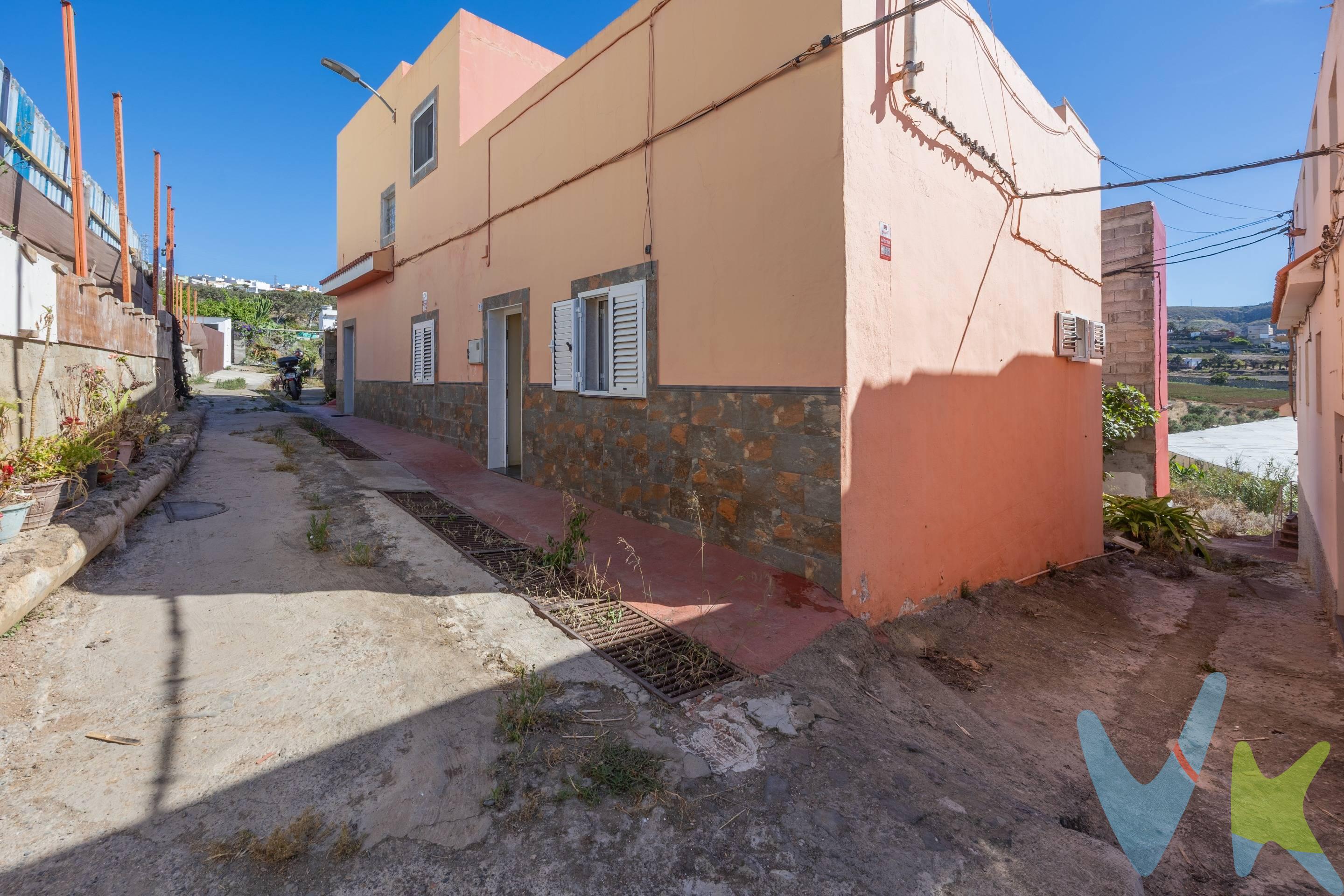 Hay casas que simplemente se visitan… y otras que se sienten como hogar desde el primer instante. Esta maravillosa casa terrera en Santa María de Guía es una de ellas. Ubicada en un entorno tranquilo y privilegiado, esta propiedad destaca por su extraordinaria luminosidad, sus amplios espacios y unas vistas abiertas que invitan a desconectar y disfrutar del entorno cada día. La vivienda ofrece múltiples posibilidades gracias a su excelente distribución y a sus generosas dimensiones, convirtiéndose en una oportunidad ideal tanto para quienes buscan un hogar con encanto como para quienes desean realizar una inversión con gran proyección. Uno de sus grandes atractivos es su huerto privado, un espacio único donde conectar con la naturaleza, cultivar tus propios alimentos o simplemente disfrutar de momentos de calma al aire libre. Un auténtico lujo cada vez más difícil de encontrar. Sus estancias amplias y llenas de luz natural crean una atmósfera cálida y acogedora, con ese carácter especial que solo las casas terreras auténticas saben transmitir. Además, su enorme potencial abre la puerta a diferentes opciones: convertirla en la vivienda familiar soñada, reformarla para potenciar aún más su valor o desarrollar un proyecto de inversión con gran recorrido. Si buscas una propiedad con alma, amplitud, luz y posibilidades reales, esta casa en Guía puede ser justo lo que estabas esperando. No dejes pasar la oportunidad de descubrir todo lo que puede ofrecerte. ¡CONTACTA YA Y RESERVA TU VISITA!