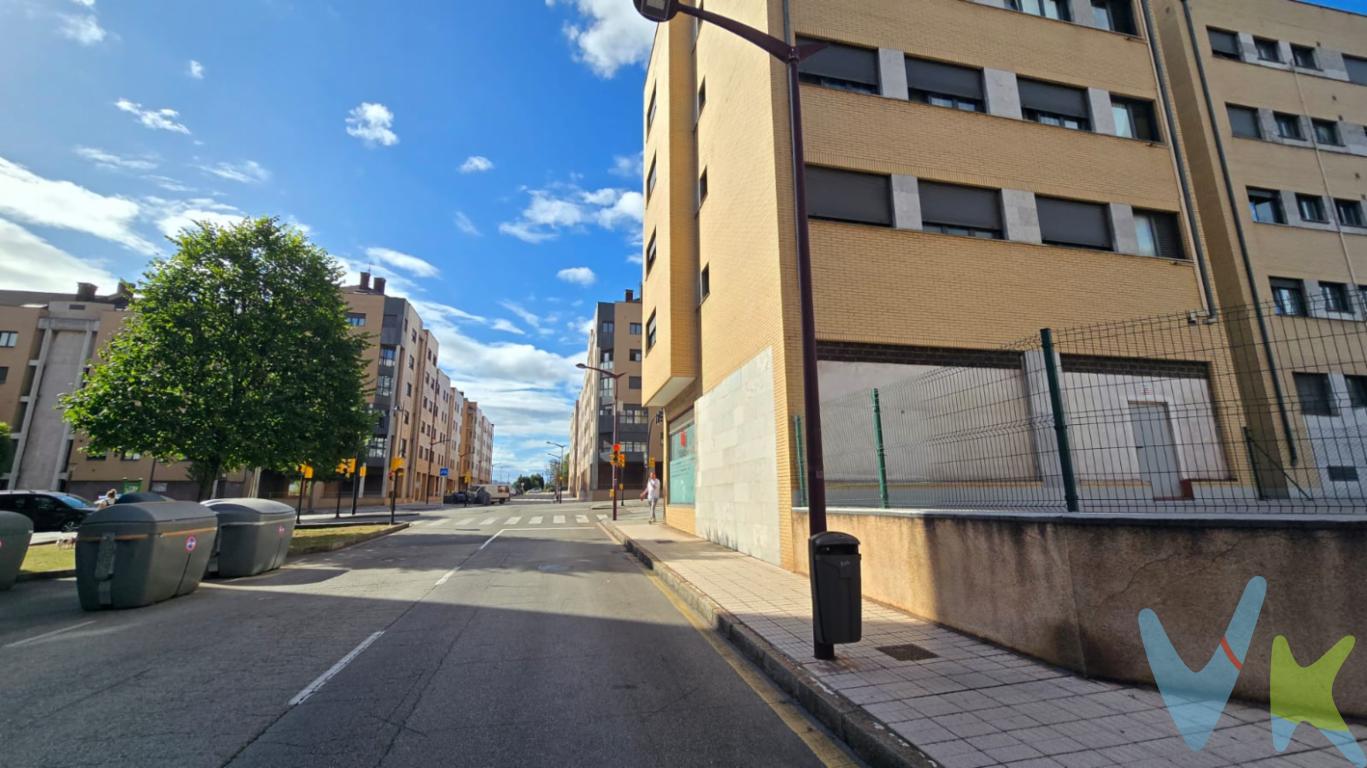  ¡Excelente oportunidad !!Si estás buscando un espacio donde proteger tu vehículo y asegurar tu tranquilidad, este amplio garaje ubicado en la zona La Calzada es la elección perfecta. Actualmente, presentamos a la venta este inmueble que abarca un total de 12 metros cuadrados construidos, ideal para estacionar tu coche y disfrutar de la comodidad que mereces.Este garaje se encuentra estratégicamente situado en el barrio de La Calzada, una de las áreas más dinámicas y bien comunicadas de Gijón. La ubicación ofrece un acceso rápido y sencillo a las principales vías de la ciudad, así como a una amplia gama de servicios locales, incluidos transporte público, supermercados, y mucho más. Los 12 metros cuadrados de este garaje te proporcionan el espacio suficiente para un vehículo de tamaño estándar, ofreciendo además la posibilidad de utilizarlo como un práctico almacén para objetos o herramientas de menor tamaño. Además, disponer de un garaje propio en una ciudad con alta densidad de población como Gijón significa añadir una capa extra de seguridad y tranquilidad a tu día a día. El inmueble está construido con materiales de calidad que garantizan su durabilidad y el cuidado y mantenimiento que se han llevado a cabo en el garaje aseguran que su estado sea óptimo, ofreciendo al comprador la posibilidad de disfrutar de un espacio limpio y seguro desde el primer momento.Inversionistas y particulares encontrarán un atractivo especial en este garaje gracias a su potencial de revalorización. La zona de La Calzada es conocida por su constante desarrollo y proyección de crecimiento, lo que convierte a este garaje en una inversión inteligente a largo plazo. Ya sea para uso personal o como inversión, adquirir este garaje representa una sabia decisión.No dejes pasar esta ocasión única para incrementar tu patrimonio en una de las ciudades más bellas y con mayor proyección de España.Para todos aquellos que buscan seguridad, comodidad, y una excelente ubicación, este garaje es la opción perfecta. Contacta ahora para programar una visita y dar el primer paso hacia la adquisición de este inmueble en Gijón. ¡No pierdas la oportunidad de conocerlo! 