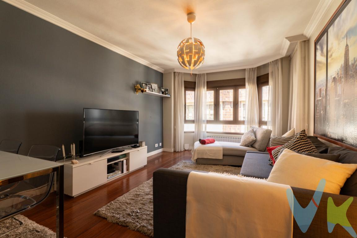  ¡Descubra su nuevo hogar en el corazón de Gijón a 2 minutos de las Playa, ubicado en una de las áreas más codiciadas de esta vibrante ciudad. Este inmueble está disponible para la venta, ofreciendo una excelente oportunidad para aquellos que buscan un lugar cómodo y funcional con un estilo urbano.Este acogedor piso, situado en la quinta planta de un edificio levantado en 1981, cuenta con una distribución óptima que se extiende a lo largo de 65.88 metros útiles y 75.05 metros construidos. La propiedad se compone de salón - comedor con vistas al mar y con cocina americana  equipada con los  electrodomésticos; así como dos habitaciones  luminosas y dos baños con plato de ducha ; proporcionando el espacio perfecto tanto para solteros como para parejas o pequeños núcleos familiares. Cada habitación ha sido diseñada pensando en la funcionalidad y el confort, permitiendo que la luz natural inunde los espacios a lo largo del día.   Las comodidades del entorno hacen de esta propiedad una opción aún más atractiva, especialmente con una parada de autobús cercana, garantizando movilidad rápida y eficiente a cualquier parte de Gijón y sus alrededores.El acceso a servicios y comodidades complementarias está  garantizado, dada la privilegiada ubicación en el centro de Gijón. Disfrute de la proximidad a tiendas, restaurantes, cafeterías, y otros puntos de interés cultural y recreativo. Esto no solo hace de este piso un lugar ideal para residir, sino también una inversión sólida dadas las características de la zona.Si está buscando un hogar en Gijón que reúna todas las cualidades de ubicación central, cercanía a la playa, comodidad y estilo contemporáneo, esta es sin duda una opción que no debe dejar pasar. Para programar una visita o para cualquier consulta adicional que pueda tener, no dude en ponerse en contacto con nosotros. Estamos a su disposición para brindarle más información y ayudarle en cada paso del proceso. ¡Esperamos poder mostrarle su próximo hogar! En el precio publicitado no esta incluido el Impuesto de Transmisiones Patrimoniales ni los gastos de notaria y registro de la propiedad. 