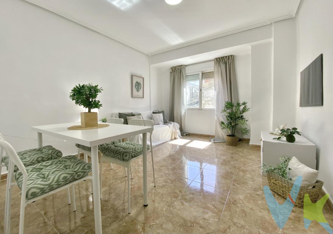 Próximo Open Homes el día 17 de abril en la calle rector zaragoza de Benimaclet. ¡Apúntate para visitarlo!¡Descubre tu nuevo hogar en el corazón de Benimaclet! Este piso ofrece una oportunidad única para quienes buscan ubicación, tranquilidad y/o rentabilidad. Situado en una zona vibrante y con una excelente conexión al transporte público, esta propiedad es perfecta tanto para parejas como para inversores. Con una superficie construida de 75 metros cuadrados y 59,63 metros útiles, este piso se encuentra en la primera planta de un edificio sin ascensor, construido en 1967. Ofrece un equilibrio ideal entre espacio privado y áreas comunes, con tres habitaciones que aseguran el confort y la privacidad que buscas en un hogar. Las tres habitaciones se adaptan perfectamente a cualquier necesidad, una de ella cuenta con salida al balcón y la principal cuenta con acceso a una pequeña terracita con un trastero, el comedor es exterior a la calle. La cocina, con acceso a una galería, y el baño se encuentran para reformar, lo cual ofrece un abanico de posibilidades con la distribución de los espacios. Se encuentra practicamente de origen, siendo una opción ideal si buscas un piso para reformar a tu gusto desde cero o si buscas una buena inversión es una opción muy interesante por su distribución, su 1ª altura y su ubicación en una zona demandada por estudiantes lo hacen muy atractivo para sacarlo al mercado de alquiler tras una actualización.Este piso destaca por su privilegiada ubicación. Benimaclet es un barrio que ofrece una gran variedad de servicios, desde supermercados y tiendas locales para las compras del día a día, hasta cafés y restaurantes donde explorar la rica gastronomía valenciana. Además, la conectividad es un punto fuerte de esta propiedad. La proximidad a paradas de metro y autobús garantiza un acceso rápido y cómodo al centro de Valencia y otras zonas de interés. Disfruta de una movilidad eficiente que convierte cualquier desplazamiento en un paseo agradable.La comunidad vecinal es otro de los aspectos sobresalientes del barrio. Benimaclet es conocido por su ambiente multicultural y jovial, con una gran cantidad de actividades culturales y eventos locales que hacen de este barrio un lugar único para residir. La vida en comunidad aquí es vibrante y acogedora, siempre ofreciendo nuevas experiencias y amistades potenciales.Te invitamos a visitar esta propiedad y comprobar de primera mano todo lo que tiene para ofrecer. Agenda una visita hoy mismo y da el primer paso hacia una nueva etapa en tu vida.-----Agencia Registrada con el Nº 2960 en el Registro Obligatorio de Agentes Inmobiliarios de la Comunitat Valenciana, según el DECRETO 98/2022, de 29 de julio, del Consell, por el que se regula el Registro de Agentes de Intermediación Inmobiliaria de la Comunitat Valenciana.    La documentación del inmueble ha sido revisada y estimamos que reúne todos los requisitos necesarios para ser comercializado.    El precio del inmueble no incluye los honorarios de la agencia que ascienden a un 4% + IVA, ni los gastos de notaría y registro de la propiedad (que están sujetos a aranceles y varían dependiendo del precio de escrituración), ni los impuestos (que en la Comunitat Valenciana varían dependiendo del precio del inmueble y de las características personales del comprador).Edificio dentro de: (RI1449) - PRI Benimaclet (T-3) AP26/03/99. BOP 18/06/99 con NN.UU. Consultar informe de circunstancias urbanísticas del ayuntamiento de Valencia.Las medidas aquí expuestas han sido obtenidas del Catastro.    El anuncio no es vinculante, puede contener errores.    ¿Tienes alguna duda? Consúltanos.    ***    Los vendedores han confiado en este equipo para gestionar la venta del inmueble de forma exclusiva. Como no puede ser de otra forma, garantizamos un servicio de calidad, actuando en todo momento de forma transparente, ética y profesional. Así pues, se ruega la no interferencia de terceros, y sobre todo, no molestar a los propietarios, a los ocupantes del inmueble o a los vecinos. Muchas gracias por tu comprensión.