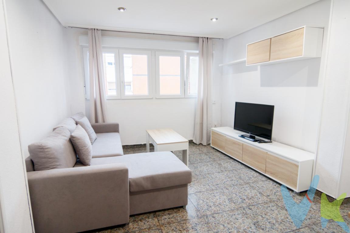  Presentamos un magnífico piso en venta, ubicado en el corazón del encantador barrio de La Magdalena, Avilés. Esta es una oportunidad única de adquirir una propiedad bien situada, con todas las comodidades necesarias para disfrutar de una vida cómoda y práctica.Este acogedor piso cuenta con 60 metros cuadrados construidos, distribuidos de manera eficiente en dos luminosas habitaciones que ofrecen un espacio funcional y agradable. La propiedad se encuentra en la cuarta planta de un edificio con encanto, construido en 1966, que conserva el carácter y solidez arquitectónica de la época. Además, el edificio dispone de ascensor, lo que facilita el acceso y añade comodidad al día a día.La vivienda se entrega totalmente amueblada y equipada con electrodomésticos, listos para su uso. Esto permite que los futuros propietarios puedan comenzar a disfrutar de su nuevo hogar sin preocuparse por compras adicionales o instalaciones. La cocina, moderna y práctica, está equipada para satisfacer todas sus necesidades culinarias.Además, el piso incluye un trastero y una carbonera, proporcionando espacio adicional para almacenamiento, una ventaja significativa que añade valor a la propiedad. La optimización del espacio hace de esta vivienda una opción ideal para parejas o pequeñas familias que buscan un hogar acogedor y bien ubicado.La localización de este inmueble es inmejorable. Situado en una zona con excelente comunicación gracias a su proximidad a estaciones de tren y paradas de autobús, facilita el desplazamiento tanto dentro de la ciudad como hacia otras localidades. Esta característica hace que el traslado diario al trabajo o a otras actividades resulte sencillo y rápido, ahorrando tiempo y esfuerzo.El barrio de La Magdalena es bien conocido por su ambiente acogedor y familiar. Dispone de una amplia variedad de servicios y comodidades, como supermercados, colegios, centro de salud y espacios de ocio, todos a corta distancia. El acceso a parques y zonas verdes asegura que los residentes puedan disfrutar de la naturaleza y de actividades al aire libre sin alejarse de su hogar.La comunidad de vecinos es tranquila y respetuosa, lo que contribuye a un entorno de convivencia agradable. Las áreas comunes del edificio están bien mantenidas, reflejando el cuidado y atención de sus residentes. Esto garantiza que el edificio se mantenga en excelente estado para disfrute de todos.Este piso en La Magdalena, Avilés, representa una oportunidad incomparable para aquellos que buscan un hogar acogedor y con una excelente relación calidad-precio. Su combinación única de ubicación, características y precio lo convierten en una opción altamente atractiva en el mercado inmobiliario actual. No deje pasar la oportunidad de visitarlo y descubrir por sí mismo todo el potencial y el confort que ofrece.Para más información y concertar una visita, no dude en ponerse en contacto. Estamos encantados de poder ayudarle a encontrar su próximo hogar. ¡Esperamos su llamada!PRECIO DE VENTA SIN GASTOS NI IMPUESTOS INCLUIDOS: El precio de venta no incluye gastos de notaría, registro de la propiedad, gestoría, ni el Impuesto de Transmisiones Patrimoniales (ITP) o el IVA/AJD. 