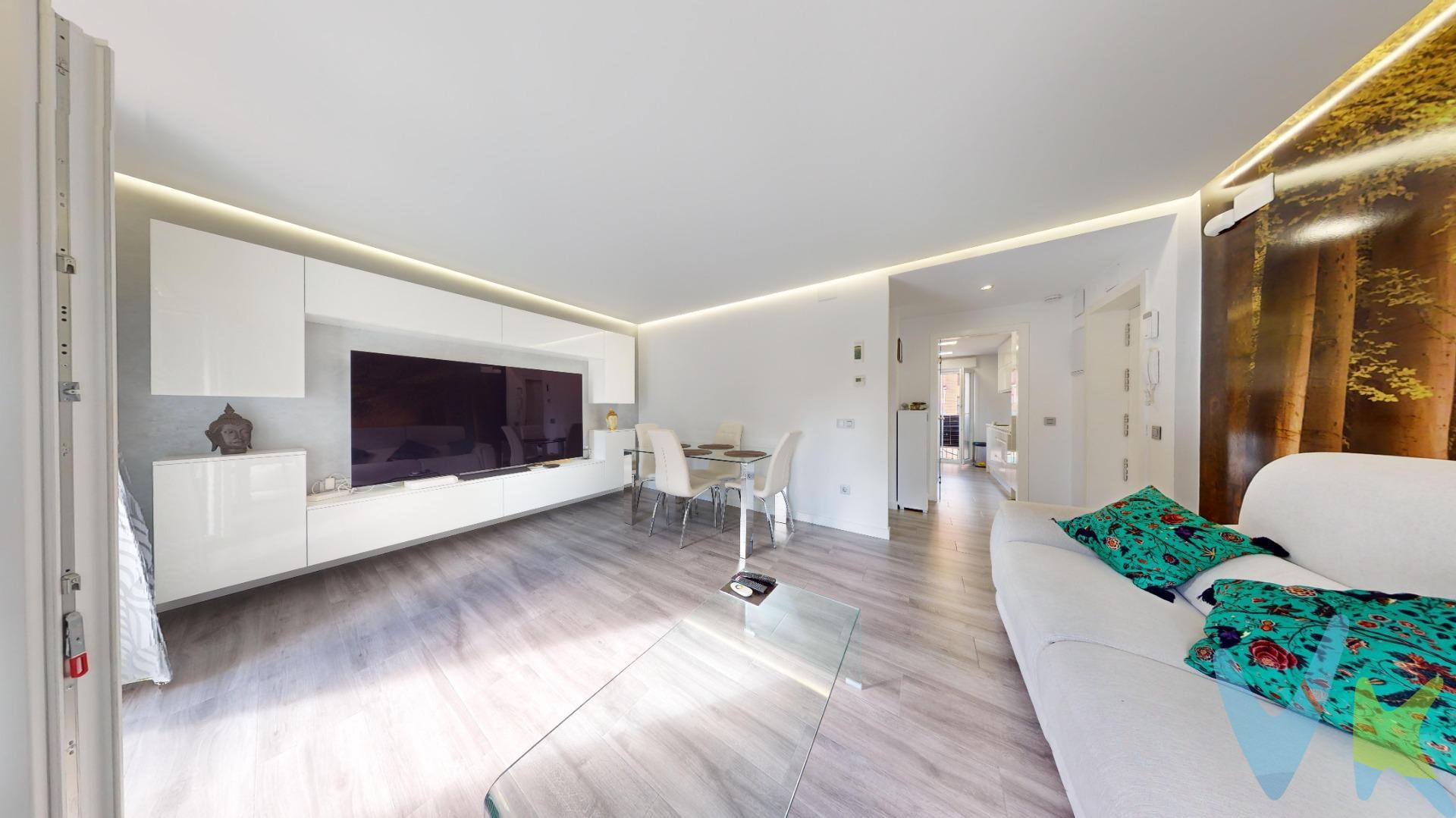 Piso de 98 metros cuadrados de diseño, salón independiente con acceso a dos terrazas, 2 dormitorios dobles con armarios empotrados , anteriormente 3 dormitorios y él principal con vestidor forrado, cocina independiente con balcón y cuarto de baño con plato de ducha con mampara. . Las calidades son las siguientes, suelo radiante mediante aerotermia, suelos de porcelánicos, ventanas de pvc con bastante grosor oscilobatientes, puertas interiores macizas de diseño, puerta exterior blindada, inodoro inteligente eléctrico de la marca Roca, cocina tanto muebles como electrodomésticos de miele, vestidor con sensor de luz y paredes lisas. La finca tiene ascensor y trastero bastante amplio, ITE favorable, próxima inspección 2032. La mejor zona de Entrevías,  con excelente ubicación cercano a Méndez Álvaro y M-30,  varias líneas de autobuses y Renfe, supermercados, centro de salud, farmacias, colegios, guarderías, zonas infantiles, parque Ronda Del Sur con vistas esplendidas a todo Madrid, y para poder pasear a nuestra mascota, varios negocios relacionados con él sector textil y de la hostelería. 30 años en la zona nos avalan, está puede ser la vivienda de sus sueños, no dude en contactarnos para poder visitar la vivienda. En cumplimiento de lo dispuesto en el artículo 20 del Texto Refundido de la Ley General para la Defensa de los Consumidores y Usuarios, en su redacción vigente desde el 28 de diciembre de 2025, se informa expresamente de que el precio publicado no incluye los impuestos ni los gastos adicionales derivados de la compraventa, tales como el Impuesto de Transmisiones Patrimoniales o el IVA en su caso, Actos Jurídicos Documentados, aranceles notariales y registrales u otros gastos inherentes a la operación, los cuales se determinarán en función del precio final de cierre de la compraventa. El precio final ofertado respeta la normativa reguladora de precios que resulte aplicable. Asimismo, la presente operación devengará honorarios de intermediación profesional equivalentes, como máximo, al 5% del precio final de compraventa, más el IVA vigente, que serán abonados por la parte compradora.