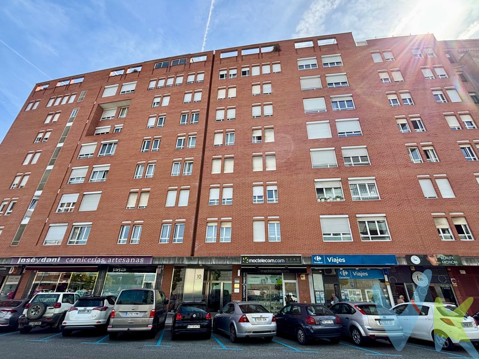 Oportunidad Única en la Mejor zona de Mendebaldea!. Se vende magnífico local comercial de 30 m² en la zona más demandada y con mayor tránsito peatonal de Mendebaldea, justo enfrente de Carrefour. Ubicación inmejorable con altísima visibilidad, ideal para emprender o expandir tu negocio. El local cuenta con:. 	•	Salida de humos. 	•	Baño propio. 	•	Amplia cristalera que aporta luz natural y visibilidad. 	•	En muy buen estado, listo para entrar sin necesidad de grandes reformas. Perfecto para cualquier tipo de negocio: telefonía, panadería, take away, pequeño comercio, servicios profesionales, etc. Su versatilidad y situación lo convierten en una inversión segura. ¡No dejes pasar esta oportunidad de arrancar tu negocio en una calle con un constante flujo de clientes potenciales!