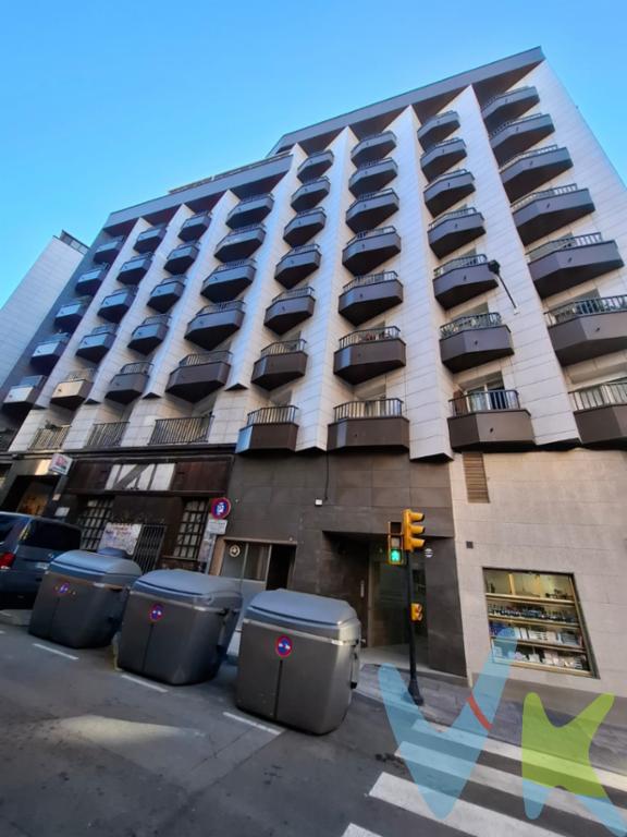 La primera impresión que tuve al entrar en esta vivienda, fue de tranquilidad, a pesar de estar en pleno centro de Gijón. Traspasas su puerta y escuchas el silencio. Pero si eres de los que no quieres renunciar al bullicio y te gusta el terraceo, sólo tienes que andar 5 minutos y llegas a Begoña, La Plazuela, incluso La Playa de San Lorenzo. Su orientación hace que tenga sol por la mañana y por la tarde para poder asomarte a cualquiera de sus 4 balcones.En definitiva, 3 dormitorios amplios, un luminoso salón, 2 baños completos y una despensa. Además dispone de un pequeño trastero donde guardar las cosas que no usamos tan habitualmente y un bicicletero comunitario. El edificio ha sido completamente remodelado, como podéis ver en las fotosAnimaros a verlo y seguro que encaja con lo que estáis buscando.El precio no incluye los gastos de Notaría, Registro e Impuestos asociados a la operación.  