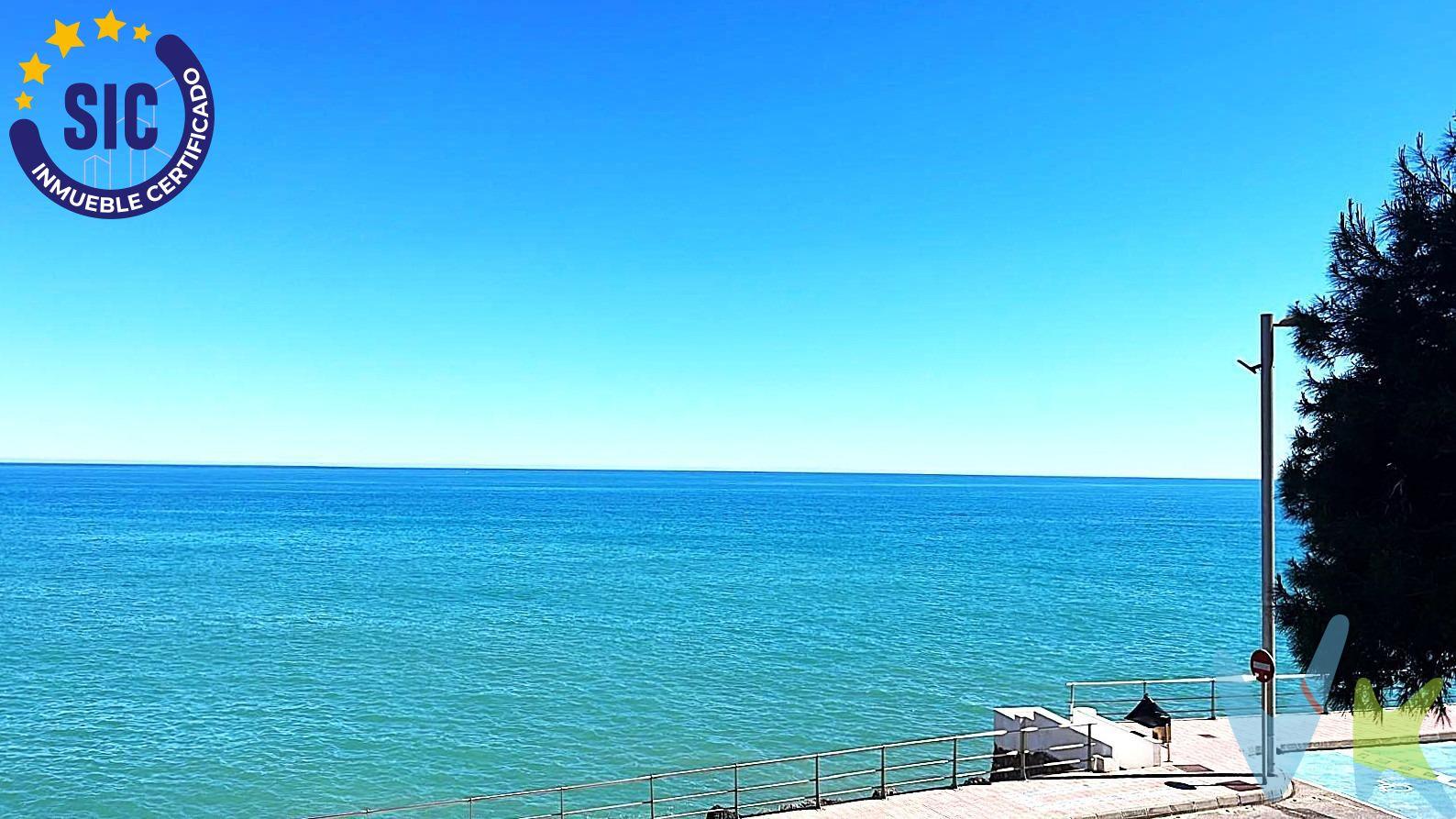 Descubre este impresionante apartamento ubicado en la codiciada zona de Playa de la Concha, Oropesa del Mar - Orpesa. Esta propiedad cuenta con una generosa superficie construida de 103 m² y útil de 92 m², lo que ofrece un amplio espacio para disfrutar. El inmueble dispone de tres cómodas habitaciones dobles ideal para familias o como vivienda vacacional, cocina independiente totalmente equipada, gran salón comedor y además, incluye un baño completo y un aseo adicional que garantizan comodidad a sus residentes e invitados. Uno de los atractivos más destacados es su maravillosa terraza desde donde se pueden contemplar espectaculares vistas al mar Mediterráneo; el lugar perfecto para relajarse después de un día bajo el sol. Además cuenta con  piscina comunitaria. Esta propiedad representa no solo una oportunidad única debido a su ubicación privilegiada frente al mar sino también como inversión segura dada la creciente demanda inmobiliaria en dicha área costera. La Concha, con forma de bahía, te ofrece un mar en calma apto para todos los públicos. Columpios y toboganes; hamacas y sombrillas te esperan. Completamente accesible, la playa de La Concha es también el centro de las actividades lúdicas. Un bello atardecer prolongará tu estancia hasta la hora del aperitivo y un cielo plagado de estrellas espera tu paseo nocturno. Esta maravillosa playa cuenta con los distintivos de Bandera Azul, ISO14001, SICTED (Sistema Integral de Calidad Turística en Destino) y “Q” Qualitur. Los metros útiles son aproximados. Este inmueble es en exclusiva, con lo que le facilitamos cualquier información sobre la vivienda. Por este motivo, solicitamos no molesten al propietario, ocupantes de la propiedad, vecinos o conserje de la comunidad. . Muchas gracias por su comprensión. El precio indicado puede sufrir variaciones. En todos los casos los precios expuestos son más impuestos y gastos derivados de la transmisión del inmueble.