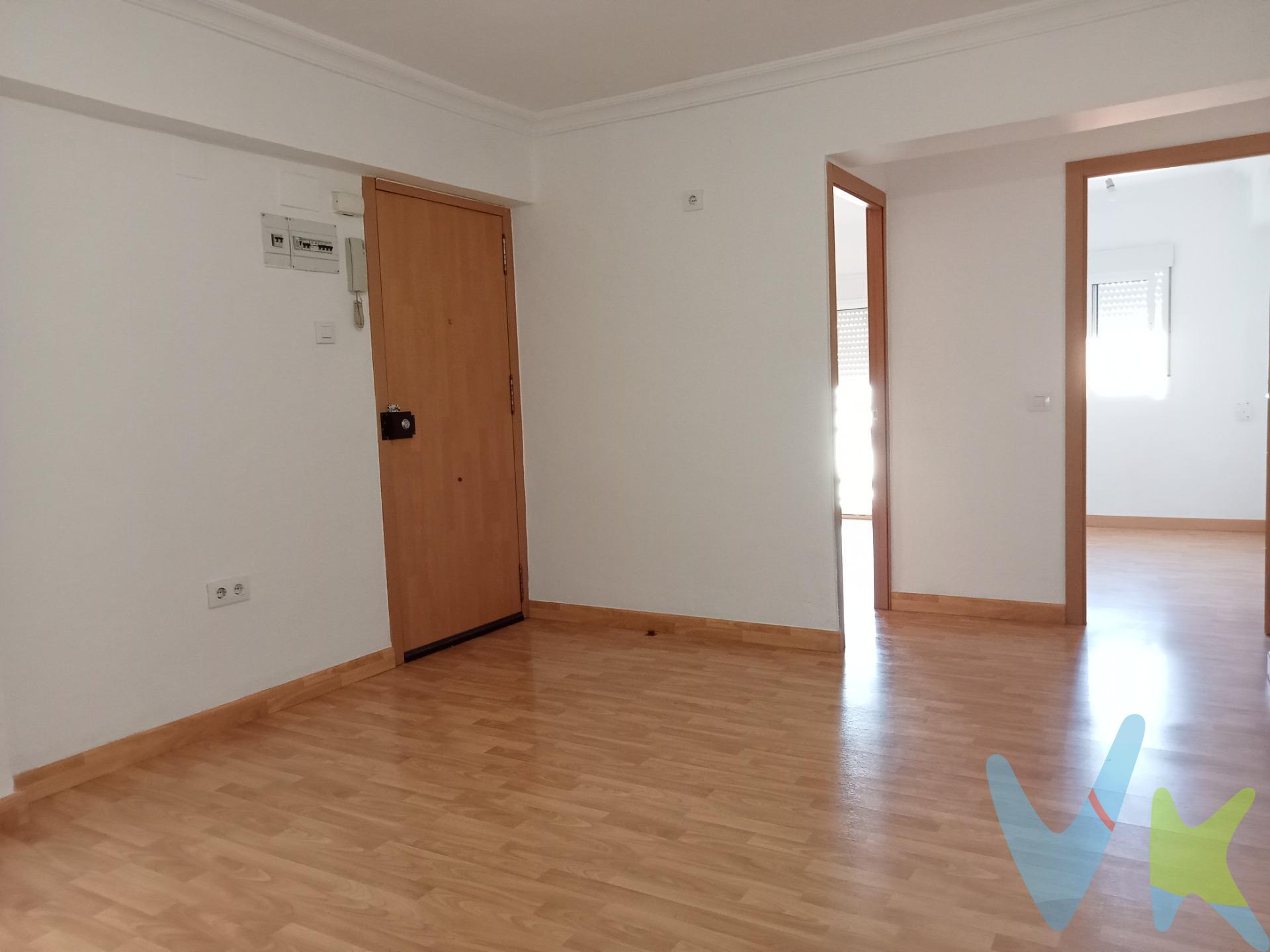 Venta de piso en el centro de Camas (Sevilla). ¡Oportunidad de inversión! Vivienda en venta con inquilino estable. Se vende estupenda vivienda actualmente alquilada, ideal para inversores que buscan una rentabilidad inmediata. El inmueble no es visitable por el momento, ya que se encuentra habitado, pero se ofrece con contrato de alquiler vigente y buen historial de pagos. Se trata de un piso en la calle Palmanova, calle peatonal perteneciente a la barriada Mallorca, en pleno centro de Camas. Se ubica en una tercera planta sin ascensor en un edificio con cuatro plantas, con 3 habitaciones, terraza, baño, cocina amueblada y equipada y salón. Tiene una superficie de 67 m² construidos. Una excelente oportunidad para adquirir una propiedad con ingresos desde el primer día. Para más información sobre condiciones, contrato de alquiler o documentación, no dudes en contactar. Informamos a nuestros clientes que el precio de venta no incluye lo siguiente: Honorarios de la agencia inmobiliaria, impuestos (el Impuesto de Transmisiones Patrimoniales, I.V.A. o A.J.D., en su caso), otros gastos de la compraventa (gastos de registro de la Propiedad, Notaría, gestoría ni de posible financiación). Documento F.I.A. a disposición del consumidor según Decreto 218/2005 Junta de Andalucía