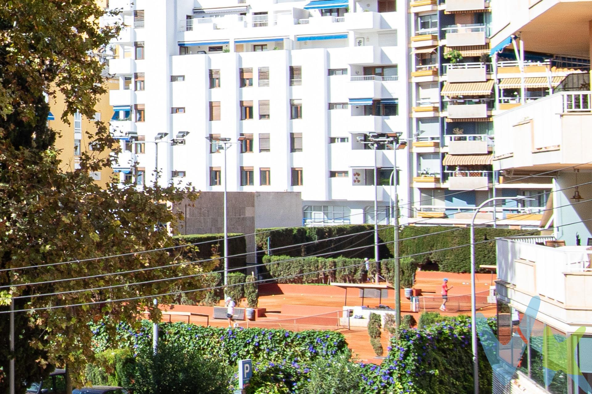 Te presentamos una exclusiva propiedad en planta baja ubicada en el vibrante y cotizado barrio de Santa Catalina, en Palma de Mallorca. Es el hogar ideal para familias internacionales o profesionales que buscan amplitud, confort y el auténtico estilo de vida mediterráneo sin renunciar a la calidez de un hogar acogedor. Santa Catalina es internacionalmente conocida por su atmósfera multicultural, su famoso mercado gastronómico y una sofisticada oferta de restaurantes, cafés y boutiques que le confieren un encanto único. Además, para los entusiastas del bienestar y el deporte, el prestigioso Palma Sport [amp;] Tennis Club se encuentra a tan solo unos metros, ofreciendo un oasis perfecto para mantenerse en forma y socializar. La propiedad cuenta con 214 m² construidos, perfectamente distribuidos en un diseño que equilibra comodidad y elegancia. Al entrar, un espacioso hall de recepción te da la bienvenida y nos conduce hacia la zona de descanso, compuesta por tres amplios dormitorios dobles. Uno de ellos destaca por incorporar un vestidor privado de 10 m², diseñado para ofrecer el máximo confort y privacidad. A continuación, se disponen dos baños completos y un despacho independiente, un espacio idóneo y muy funcional para el teletrabajo (home office) o el estudio. El corazón de la vivienda lo componen dos amplios salones y un comedor lleno de luz natural, ideales para relajarse o recibir invitados. La cocina, completamente equipada y con despensa, conecta fluidamente con las zonas de día y cuenta con un espacio para cenas informales, perfecto para el día a día. Desde aquí se accede a una terraza privada de 16 m², un rincón íntimo y acogedor ideal para disfrutar del excelente clima de Mallorca al aire libre. La propiedad dispone también de una práctica zona de lavandería independiente. Esta vivienda destaca por su carácter y su arquitectura típica mallorquina, con techos altos que aportan una gran sensación de amplitud y una carpintería interior de madera que añade calidez. Para un confort óptimo en cualquier estación del año, cuenta con ventanas de PVC con doble acristalamiento (Climalit) que garantizan un aislamiento perfecto, sistema de calefacción por radiadores de agua y aire acondicionado en los salones y la cocina. Una oportunidad única de adquirir una propiedad excepcional en una de las zonas más demandadas de Palma. ¡Santa Catalina te espera!. El precio de venta indicado no incluye el Impuesto de Transmisiones Patrimoniales (ITP), que será orientativamente del 8,88 %, ni los gastos notariales y registrales, estimados orientativamente en un 2 % del valor de la compraventa, los cuales deberán ser abonados por la parte compradora al firmar la correspondiente escritura pública. El importe de los impuestos se calcula sobre el precio final que conste en la escritura pública y puede variar en función de la normativa aplicable, así como de las subvenciones, ayudas, edad y demás circunstancias personales del contribuyente. Los honorarios de la agencia inmobiliaria serán asumidos íntegramente por la parte vendedora, no suponiendo coste alguno para la parte compradora. Inmobiliaria Inscrita en el Registre Oficial de Agents Immobiliaris de les Illes Balears con el NÚMERO REGISTRO: GOIBE747077/2024