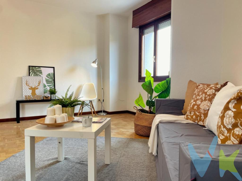 Presentamos esta exclusiva vivienda junto a la playa de Poniente, situada en Calle Mariano Pola nº 45, segunda planta, en una de las ubicaciones con mayor proyección y atractivo de Gijón.Con una superficie construida de 95 m², esta propiedad destaca por su excelente distribución, luminosidad y privilegiada situacion. Sus espacios ofrecen amplitud y confort, distribuyéndose en salón, cocina independiente, tres dormitorios y dos baños completos.La vivienda incluye una plaza de garaje en el precio, situada a escasos metros del portal, un valor añadido imprescindible en una zona cada vez más demandada.El edificio ofrece una imagen cuidada, al igual que el portal, ascensor amplio, reflejando en su conjunto un excelente estado.Situada a pocos metros de la Playa de Poniente, te permite relajarte dando un agradable paseo caminado al centro de la ciudad, y tambien te permite disfrutar de la mejor combinación entre entorno marítimo, vida urbana y calidad residencial.La zona se encuentra inmersa en uno de los procesos de transformación urbana más importantes del Principado de Asturias. Destacan proyectos como Naval Azul, orientado al desarrollo empresarial e innovador vinculado a la economía azul, así como la futura integración urbana derivada del soterramiento ferroviario, que dará lugar a nuevos espacios verdes, viviendas y áreas de expansión moderna para la ciudad.Todo ello convierte esta propiedad en una excelente oportunidad tanto para residencia habitual como para inversión patrimonial de futuro.Además, dispone de excelentes comunicaciones con la autovía y acceso inmediato a todos los servicios: colegios, supermercados, comercios, cines y zonas de ocio.El precio de venta no incluye el Impuesto de Transmisiones Patrimoniales (ITP), gastos de notaría, registro de la propiedad y demás gastos inherentes a la compraventa, ni los honorarios de agencia inmobiliaria a cargo del comprador.Algunas fotografias de este anuncio son una propuesta de reforma realizada mediante home staging virtual con inteligencia artificial, que muestra cómo podría transformarse esta vivienda tras una actualización estética.