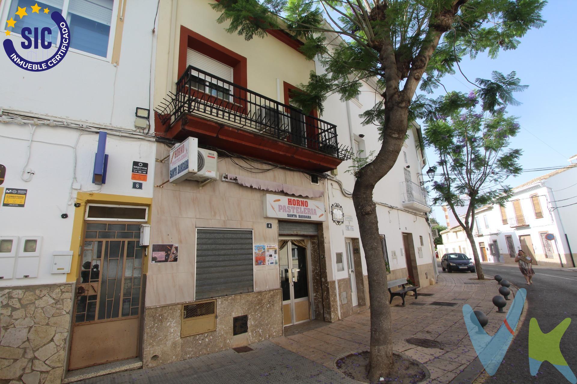 LOCAL COMERCIAL CON VIVIENDA. Presentamos esta excelente oportunidad de inversión en Macastre, un bonito y tranquilo municipio de Valencia, rodeado de la naturaleza. La propiedad se encuentra en pleno centro del pueblo junto al estanco, es una ubicación con gran visibilidad, paso de vecinos y fácil acceso a clientela. El inmueble de 337m2, compuesto por un local comercial, totalmente equipado y una amplia vivienda. La planta baja, de 228m2 alberga una panadería (sala de venta) y obrador de pan y bollería, completamente equipado con toda la maquinaria, necesaria para continuar la actividad desde el primer día, incluyendo un horno de pellets, amasadoras, cortadoras, formadoras, fermentadoras, camara frigorifica de paneles grandes, congelador, etc.. Además el negocio dispone la licencia de actividad en vigor, lo que facilita su puesta en marcha de forma inmediata. El local se encuentra en buen estado de conservación. La planta alta de 109m2 completa la zona residencial (zona de vivienda), que ofrece gran potencial y se encuentra en estado para reformar, permitiendo adaptarlo al gusto y las necesidades del nuevo propietario. La vivienda dispone en total de: 5 dormitorios, 2 baños, cocina, salon, amplio patio, despensa. . Una propiedad ideal tanto para quienes desean emprender un negocio de panadería, como para quienes buscan combinar la vivienda y actividad comercial en un mismo inmueble. Ideal para profesionales del sector, que deseen continuar con una propiedad ya preparada o para inversores o emprendedores, que busquen. combinar el negocio y vivienda en una ubicación privilegiada. Una oportunidad unica en corazón de Macastre. Solicite una información o concerte una visita sin compromiso. VENTA:. PVP 175.000€. Gastos e impuestos no incluidos en el precio. La compra conlleva impuestos y gastos de formalización para el comprador. A título orientativo se informa que en segundas transmisiones el ITP con carácter general en Valencia es del 9%, pudiendo existir otros tipos impositivos atendiendo a las circunstancias personales del comprador u otras circunstancias previstas legalmente. Base imponible del impuesto el mayor valor entre el precio de compraventa, la tasación o el valor de referencia catastral. En cuanto a los gastos de notaría y registro, en su caso, suelen oscilar aprox. entre 1,5% y 2,5% (aranceles variables según precio, n.º de copias y complejidad). El comprador elige notario. Si el comprador precisase de hipoteca: tasación, condiciones y costes bancarios serán según entidad elegida por el comprador, así como los gastos de gestoría, y cualesquiera otros gastos inherentes a la formalización de la compraventa que legalmente correspondan a la parte compradora, salvo pacto expreso en contrario con el vendedor. El consumidor tiene, conforme a la normativa vigente, a su disposición información y documentación adicional relativa al inmueble y condiciones de la compraventa, que podrá ser consultada en C/Joaquín Costa 4, bajo 46005 Valencia o urbe2@remax.es. Honorarios de mediación inmobiliaria a cargo del COMPRADOR: (3% del precio final de venta más IVA (21%), salvo otro pacto.); y de VENDEDOR (según acuerdo con el mismo). Se informa al consumidor que la agencia actúa como intermediaria inmobiliaria en la operación, estando cualquier eventual compraventa y sus condiciones sujeta a la aceptación expresa del propietario-vendedor y a la posterior formalización del correspondiente contrato.