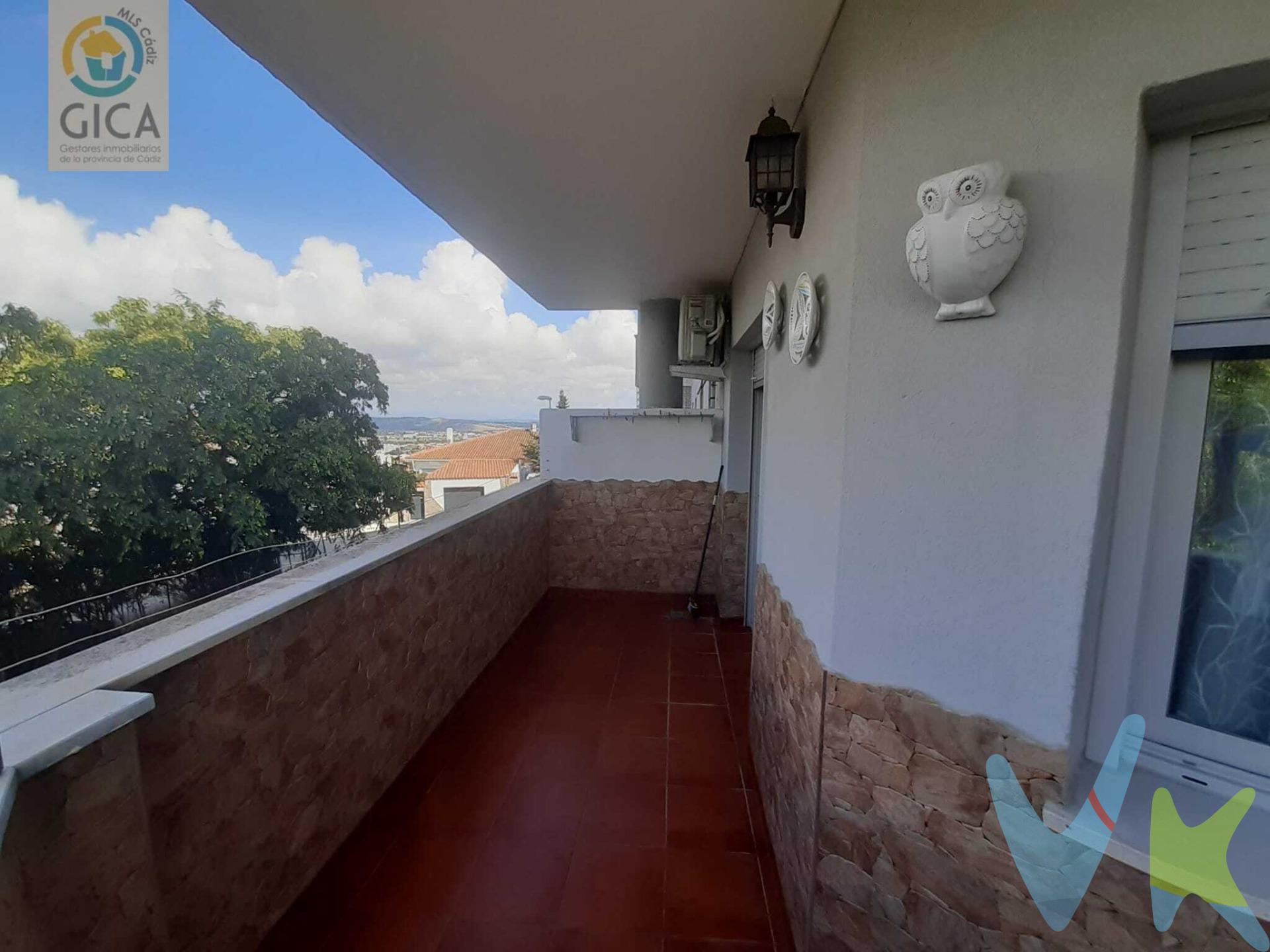 !Bienvenidos a su nuevo hogar en Algeciras! Este piso espacioso y lleno de luz, situado en la tranquila urbanización de San Bernabé, es el lugar ideal para aquellos que buscan confort y calidad de vida. La orientación suroeste garantiza abundante luz natural durante gran parte del día. El inmueble cuenta con cuatro habitaciones: dos sencillas perfectas como cuartos infantiles o espacios laborales; además hay una habitación doble muy acogedora donde podrán descansar plácidamente después de un largo día. A tener en cuenta: una de las habitaciones anteriormente era un baño. Aun conserva las tomas de agua por lo que fácilmente podría volver a serlo. . El baño está completamente equipado así que pueden mudarse sin preocuparse por reformas innecesarias; simplemente traigan sus maletas e instálense cómodamente desde el primer momento. Para mayor conveniencia también dispone de estacionamiento privado lo cual facilitará las tareas diarias evitando preocupaciones sobre dónde dejar el coche tras regresar a casa. Además, esta maravillosa comunidad ofrece acceso a piscina para esos días soleados cuando deseen relajarse sin salir lejos—¡un lujo al alcance suyo!. Idealmente ubicado cerca servicios esenciales como supermercados y transporte público hace aún más atractiva esta propiedad única. ¡No pierdan la oportunidad! Contáctenos hoy mismo!. . Informamos a nuestros clientes que los gastos de notaría, registro, gestoría, impuestos y los honorarios de la agencia .  NO están incluidos en el precio. A su vez, disponemos del documento informativo abreviado de la propiedad (según decreto 218/2005, del 11 de octubre) y de seguro de caución, para la protección del dinero entregado como señal para la reserva de una vivienda. Por mandato expreso del propietario, comercializamos este inmueble en exclusiva, lo que le garantiza el acceso a toda la información, a un servicio de calidad, un trato fácil, sencillo y sin interferencias de terceros. Por este motivo, se ruega no molestar al propietario, a los ocupantes de la propiedad o a los vecinos. Muchas gracias por su comprensión. 