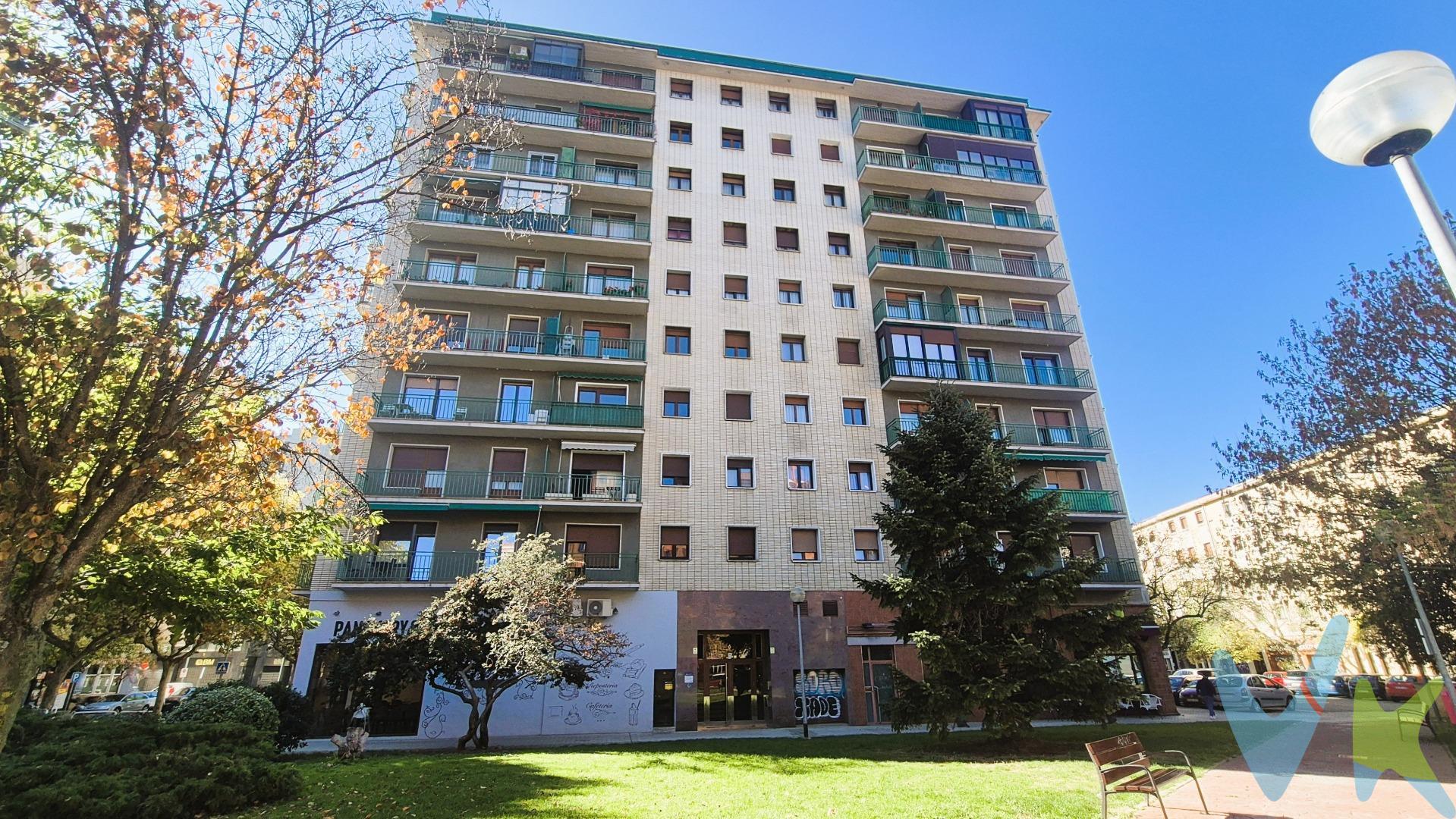 Un piso de altura en el centro de San Juan. En un edificio de buena planta. Su 7ª Altura y orientación oeste  le aportan sol de tarde y vistas agradables. Son ventajas que siempre le van a acompañar. Admás  sus  95 metros cuadrados construidos, hacen que sus 3 dormitorios, el baño completo, la cocina y el salón, tengan un buen tamaño y  se completan con una práctica zona de tendedero con despensa y un balcón acristalado en el salón. Un piso muy completo que ha sido cuidado con esmero y en el que se puede vivir sin grandes reformas, aunque tiene muchas posibilidades si se quiere reformar. Compruébalo en la visita que vas a solicitar ya mismo. ¡Llamanos y quedamos!