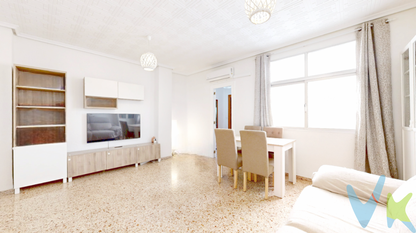 En el corazón de Aldaia, a tan solo 100 metros del Ayuntamiento, se encuentra esta vivienda que reúne el encanto de la vida de pueblo con la comodidad de tenerlo todo al alcance de la mano. Ubicada en una finca íntima de solo dos alturas y únicamente dos vecinos, esta propiedad ofrece ese valor cada vez más apreciado: tranquilidad, menores gastos de comunidad y una convivencia mucho más cercana y sencilla. La vivienda de 73,5m² dispone de dos habitaciones, espacios pensados para el descanso, la calma y la luz cotidiana de un hogar que invita a imaginar nuevas historias. Su verdadera esencia está en la ubicación privilegiada: salir de casa y encontrarte con tiendas de proximidad, supermercados, cafeterías, colegios, servicios y la vida del municipio latiendo a pocos pasos. Aquí, el coche deja de ser necesario porque todo sucede cerca, haciendo que el día a día sea más cómodo, práctico y amable. Aunque el edificio no dispone de ascensor, su reducido número de alturas lo convierte en una opción cómoda dentro de una finca pequeña, cuidada y acogedora. Es como si fuera un primer piso. Un hogar perfecto para quien busca vivir donde todo está cerca, en una vivienda con alma, serenidad y el privilegio de disfrutar la auténtica vida en el centro de Aldaia.Si tienes que vender antes tu vivienda, llámanos y te asesoramos cómo hacerlo para además tener los mínimos gastos posibles y todas las garantías.Agencia Registrada con el nº00516 en el Registro Obligatorio de Agentes Inmobiliarios de la Comunidad ValencianaPor mandato expreso del propietario, COMERCIALIZAMOS ESTE INMUEBLE EN EXCLUSIVA, lo que le garantiza el acceso a toda la información, a un servicio de calidad, un trato fácil, sencillo y sin interferencias de terceros. Por este motivo, se ruega NO MOLESTAR AL PROPIETARIO, a los ocupantes de la propiedad o a los vecinos. Muchas gracias por su comprensión.La oferta está sujeta a cambios de precio o retirada del mercado sin previo aviso. Este anuncio en su conjunto, incluyendo textos, fotos, imágenes o cualquier otro contenido de este, no es vinculante dado que la información es ofrecida por terceros y puede contener errores. Se muestra a título informativo y no contractual.El precio del inmueble no incluye los honorarios de la agencia que ascienden al 4%+IVA del precio final del inmueble, ni los gastos de notaría y registro de la propiedad (que están sujetos a aranceles y varían dependiendo del precio de escrituración), ni los impuestos (que en la Comunitat Valenciana varían dependiendo del precio del inmueble y de las características personales del comprador).Esta propiedad se pone a la venta con toda la documentación comprobada y en regla, por lo que ofrecemos GARANTIAS a los compradores.