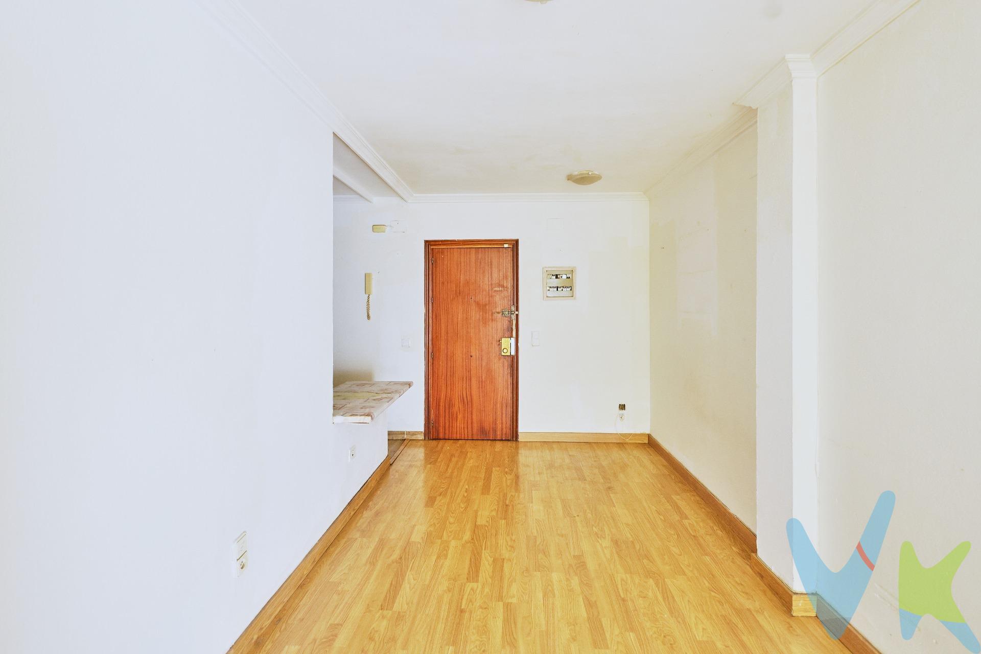 Hispania Servicios Inmobiliarios presenta una oportunidad única para adquirir una vivienda en el codiciado barrio de la Laguna, Cádiz. Este estudio diáfano de 35 metros cuadrados, situado a escasos 300 metros de la playa Victoria y de la principal zona de ocio y restauración de la ciudad, ofrece un potencial inigualable. La propiedad cuenta con un cuarto de baño completo y un amplio armario empotrado de tres puertas en la zona destinada al descanso. La distribución actual separa la zona de cocina, ubicada a la entrada del estudio, de la zona de cama, garantizando una funcionalidad óptima. Aunque requiere una reforma integral, esta característica representa una ventaja para personalizar el espacio según las preferencias del nuevo propietario. Esta vivienda es una excelente opción tanto para aquellos que buscan una inversión rentable en Cádiz como para quienes desean acceder a una propiedad en la capital gaditana a un precio atractivo. Cabe destacar que el suministro de agua está incluido en los gastos de comunidad, y el resto de suministros se encuentran dados de baja, facilitando la gestión inicial. No pierda la oportunidad de visitar este estudio con Hispania Servicios Inmobiliarios y descubrir su gran potencial. * Gastos, Impuestos y Honorarios de la Agencia no incluidos en el precio. . *Si estás interesado en esta vivienda pero tienes que vender, contacta con nosotros, te ayudamos a encontrar comprador para tu vivienda. Periodo de validez de la publicación 02/12/2026