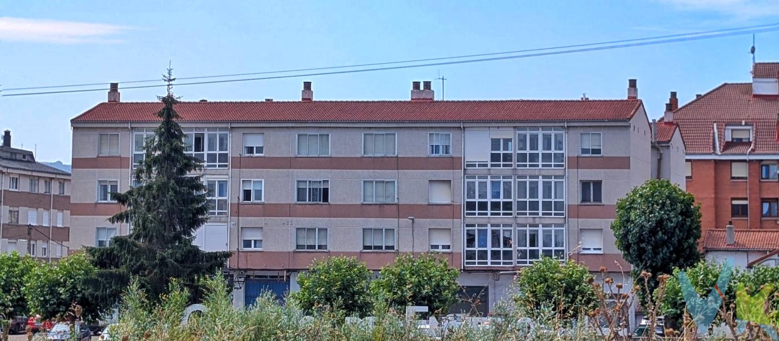 En la entrada de Matamorosa, a un paso de Reinosa, se encuentra este piso de 78 m² situado en una primera planta. Una vivienda luminosa, cómoda y muy bien ubicada, perfecta tanto como residencia habitual como para quienes buscan una inversión con buena rentabilidad.La vivienda dispone de tres amplias habitaciones, cocina independiente y un baño completamente reformado. Su distribución está muy bien aprovechada y todas las estancias, excepto el baño, son exteriores, lo que proporciona una excelente entrada de luz natural durante todo el día.Las ventanas han sido renovadas con carpintería de PVC oscilobatiente, mejorando el aislamiento térmico y acústico. Únicamente las de la galería se mantienen en aluminio y cuentan con orientación sur, aportando una agradable luminosidad.El edificio ofrece una imagen cuidada, con portal reformado, ascensor nuevo y zonas comunes en muy buen estado. Además, justo debajo del inmueble existe una amplia zona de aparcamiento, un valor añadido muy apreciado por los vecinos.El entorno también suma puntos: frente a la vivienda hay un parque y junto al edificio discurre el carril bici, creando un ambiente tranquilo y agradable para el día a día. Todo ello con una cuota de comunidad de tan solo 30  al mes, un gasto muy contenido.Por sus características, su estado y su ubicación, esta vivienda representa también una excelente oportunidad para inversores. La renta estimada de 550  mensuales ofrece una rentabilidad muy interesante, permitiendo obtener ingresos desde el primer momento con una inversión fácil de gestionar.Además de nuestra oficina principal en el centro de Santander, en la Calle  Juan de Herrera, también nos encontrarás en Suances y Torrelavega. Queremos  estar más cerca de ti! Así, como tu inmobiliaria de confianza en Cantabria, estamos  siempre accesibles y listos para ayudarte en lo que necesites. 