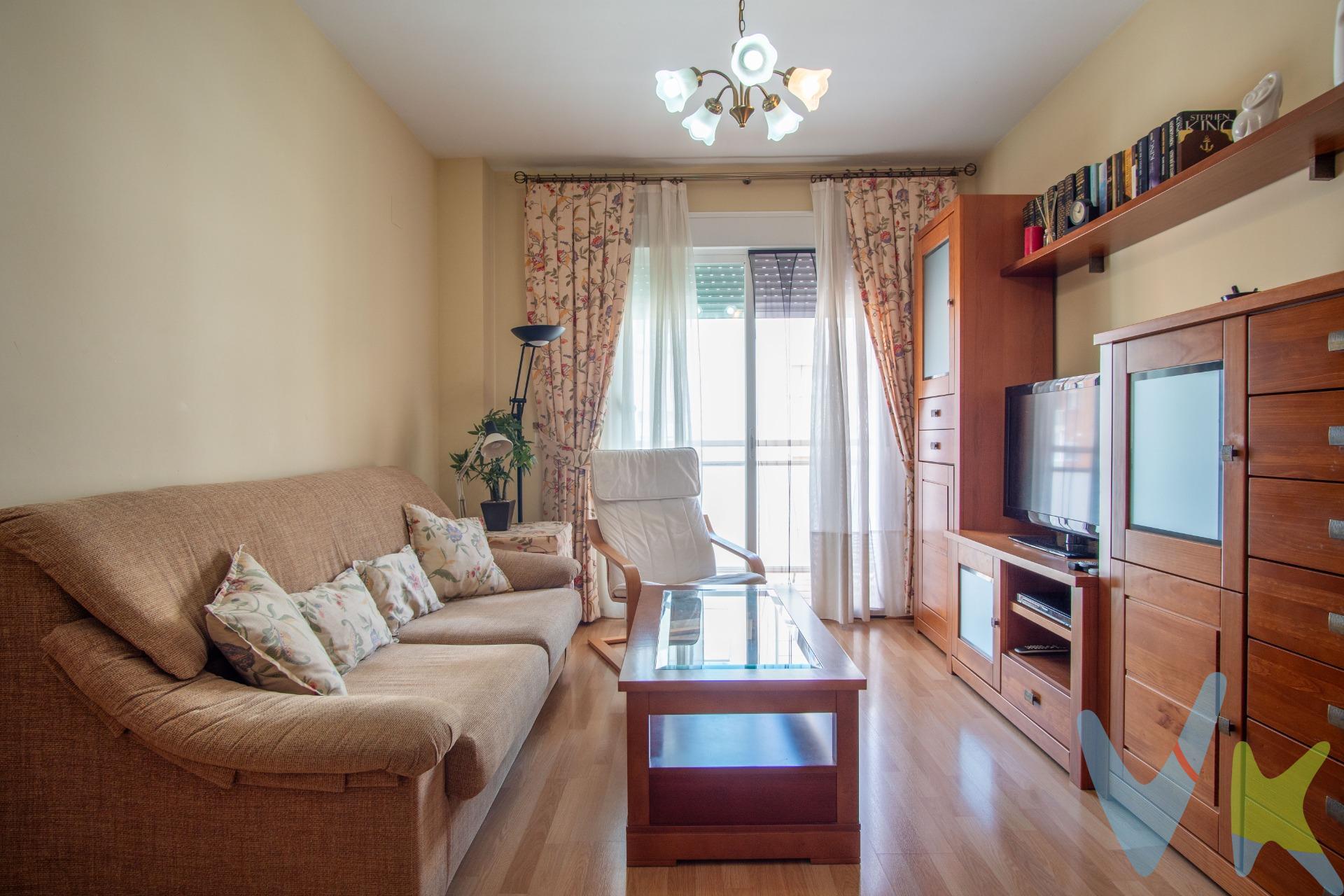 En una tercera planta con ascensor, en una de las zonas más tranquilas, cómodas y bien comunicadas de San Fernando, te espera esta vivienda reformada y luminosa que lo tiene todo: espacio, funcionalidad y esa sensación especial que te hace sentir en casa desde el primer momento, dispone de aire acondicionado frío/calor integrado en las habitaciones y salón. Con una superficie construida de 76,37 m², su distribución es tan práctica como acogedora:. 🛋️ Salón-comedor lleno de luz natural, con espacio para crear ambientes diferenciados y con acceso a una terraza privada donde respirar tranquilidad. 🍽️ Cocina independiente completamente equipada, con un diseño funcional y mucho espacio de almacenaje. 🛏️ Dos dormitorios generosos, ambos con armarios empotrados, ideales para descansar, teletrabajar o crecer en familia. 🛁 Baño completo con bañera, renovado con un estilo actual y cómodo. 🚘 Incluye plaza de garaje en el mismo edificio, para que aparcar nunca vuelva a ser un problema. ✨ Gracias a su orientación y altura, disfrutarás de una vivienda luminosa, silenciosa y con vistas despejadas. Todo ello en un edificio cuidado, con ascensor y comunidad consolidada. 📍Ubicada en Cobreros Viejo, una zona con todos los servicios al alcance: supermercados, colegios, transporte público, zonas verdes… y conexión directa con Cádiz, Chiclana y el centro de San Fernando. 📑 Información legal y gestión. Informamos a nuestros clientes de que los gastos de notaría, registro, gestoría, impuestos y honorarios de la agencia no están incluidos en el precio. Disponemos del Documento Informativo Abreviado de la propiedad (según Decreto 218/2005, de 11 de octubre) y de seguro de caución para proteger las cantidades entregadas como reserva. 🔒 Comercialización en exclusiva. Por expreso deseo de la propiedad, gestionamos esta vivienda en exclusiva, lo que te garantiza un servicio profesional, trato directo y sin interferencias. Rogamos no molestar al propietario ni a los vecinos. Gracias por tu comprensión. 📞 ¿Quieres conocerla? Llámanos y agenda tu visita hoy mismo. Áticos Inmobiliaria | 956 885 189 | Calle Real 209, San Fernando 💛