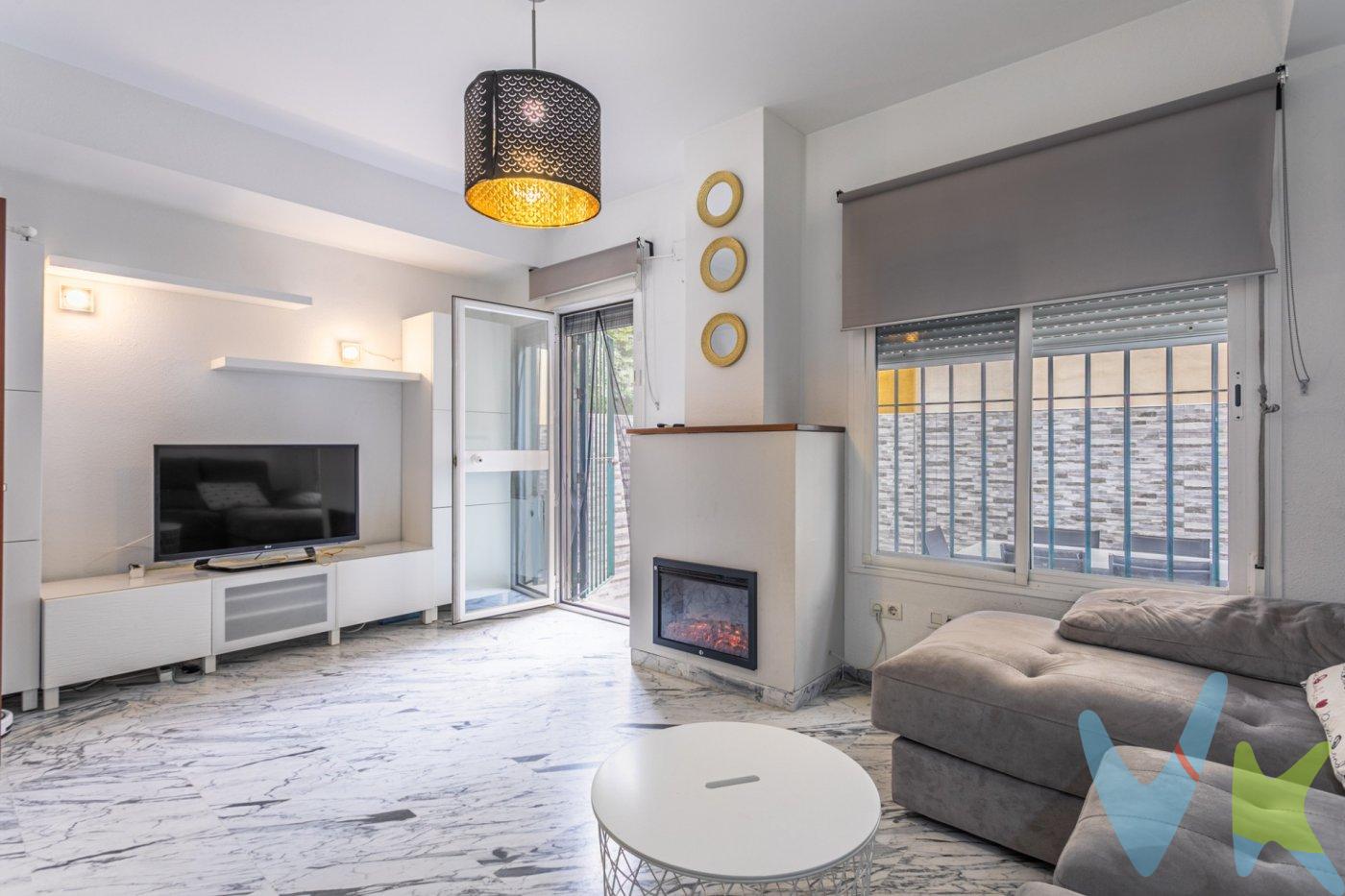 Disponible a la venta casa adosada en la Urbanización Jardines de Atenea (construcción 2007) de 127 m2 construidos distribuidos en 2 plantas con calidades excelentes y mejoradas:. PLANTA BAJA. - Porche delantero con garaje en superficie con puerta de acceso para vehículos y puerta de  acceso peatonal. - Hall de entrada. - Cocina independiente, amueblada y equipada con campana extractora, placa vitrocerámica y horno. - Aseo con lavabo encastrado en mueble, espejo y mueble de almacenaje. - Trastero - lavadero bajo hueco de escalera. - Amplio salón - comedor con chimenea eléctrica y con split frío-calor. El salón tiene gran ventanal con vistas al patio y  puerta balconera de acceso a patio trasero. - Porche trasero con toldo y punto de agua instalado. PLANTA ALTA. Toda la planta alta está climatizada con aire acondicionado centralizado. - Dormitorio principal con gran armario empotrado revestido con puerta balconera con vistas a la calle. Dispone de baño en suite reformado con doble lavabo encastrado en mueble, espejo y placa ducha con mampara y mueble de almacenaje colgado. - Segundo dormitorio doble con armario empotrado y ventana con vistas al porche trasero. - Tercer dormitorio sencillo con armario empotrado y ventana con vistas al porche trasero. -  Segundo baño con bañera con mampara. - Distribuidor. - Escalera de acceso con peldaños de madera al solarium de la planta cubierta. PLANTA CUBIERTA. - Solarium con punto de agua instalado y placa solar para abastecimiento de agua caliente sanitaria instalada. . Cabe destacar las buenas calidades de la casa: ventanas climalit con mosquiteras, puerta de salida a patio con persiana de seguridad con apertura y cierre electrónico, solería de mármol veteado, puerta de acceso a la casa blindada, agua caliente sanitaria por placa solar reforzada con termo de gas butano instalado en la cocina, toma de tv en todas las habitaciones y salón comedor, etc.  . La ubicación de la casa es inmejorable, junto a colegio de educación primaria público (Bandaran) y privado (St. Mary), supermercados, parque con juegos de recreo infantil, centro sanitario, hospital público (Valme) y privado (Viamed), etc y con una conexión inmejorable con elñ centro de Sevilla tanto en bici (carril bici), coche, bus (líneas urbanas 3, 37 y LS), tren (cercanías) y a futuro muy cerca de la futura parada de metro que hay proyectada de la Línea 2. .  Informamos a nuestros clientes que el precio de venta no incluye lo siguiente: Honorarios de la agencia inmobiliaria, impuestos (el Impuesto de Transmisiones Patrimoniales, I.V.A. o A.J.D., en su caso), otros gastos de la compraventa (gastos de registro de la Propiedad, Notaría, gestoría ni de posible financiación). Documento D.I.A. a disposición del consumidor según Decreto 218/2005 Junta de Andalucía.