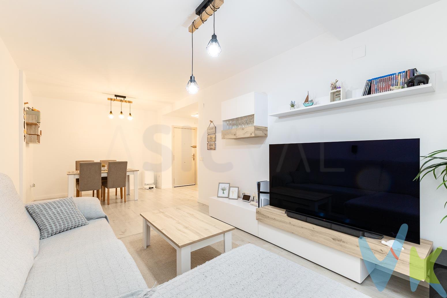 VIVIENDA SEMINUEVA EN EXCELENTE ZONA DE ALAQUASSi buscas una vivienda luminosa, bien distribuida y lista para entrar a vivir, con la comodidad de garaje y trastero, esta puede ser una excelente oportunidad en Alaquàs.VALENCASA presenta esta agradable vivienda situada en una zona residencial tranquila y consolidada, rodeada de zonas verdes, parques infantiles y todos los servicios necesarios: comercios, colegios, transporte público y zonas de ocio a pocos minutos.La vivienda destaca por su luminosidad, buena distribución y buen estado de conservación, lo que permite entrar a vivir sin necesidad de realizar reformas.Al acceder encontramos un amplio y acogedor salón-comedor muy luminoso, perfecto para el día a día y para disfrutar de reuniones con familia y amigos.La cocina es independiente y funcional, con buena capacidad de almacenamiento y salida a galería, aportando comodidad y espacio adicional para la zona de lavado.La zona de descanso se compone de dos dormitorios de buen tamaño, destacando el dormitorio principal con vestidor, un elemento muy práctico que aporta una gran capacidad de almacenaje.La vivienda dispone además de baño completo y una distribución cómoda que separa claramente la zona de día de la zona de descanso.✨ Características principales Vivienda muy luminosa  Amplio salón-comedor  Cocina independiente con galería  2 dormitorios  Dormitorio principal con vestidor  Baño completo  Plaza de garaje incluida  Trastero incluido  Finca moderna con ascensorLa vivienda cuenta aproximadamente con 75 m² construidos y 64,94 m² útiles, según información registral, e incluye como anejos inseparables plaza de garaje y trastero, lo que aporta un importante valor añadido y mayor comodidad en el día a día.Una excelente oportunidad como primera vivienda, en una zona tranquila y bien comunicada. ⚠️ La vivienda es VPO, por lo que es imprescindible cumplir los requisitos establecidos para poder acceder a su compra. 💰 Precio: 203.000 EURGastos e impuestos no incluidos en el precio. La compra conlleva impuestos y gastos de formalización para el comprador.En las segundas transmisiones, el Impuesto de Transmisiones Patrimoniales (ITP) puede ascender, con carácter general, aproximadamente al 10 % del precio de compraventa, conforme a la normativa vigente en la Comunidad Valenciana. No obstante, dicho impuesto puede verse bonificado, pudiendo aplicarse un tipo reducido del 6 % o incluso del 4 %, siempre que la parte compradora y el inmueble cumplan los requisitos legalmente establecidos para ello.La compraventa se realizará con gastos según ley, por lo que los gastos de notaría y registro de la propiedad serán asumidos conforme a lo dispuesto en la normativa aplicable. A título orientativo, dichos gastos, según aranceles oficiales, pueden situarse aproximadamente entre 400 EUR y 800 EUR, dependiendo del precio final y de las circunstancias de la operación.Honorarios de intermediación inmobiliaria no incluidos en el precio: 4 % más IVA sobre el precio final de venta.Se informa al consumidor que la agencia actúa como intermediaria inmobiliaria en la operación, estando cualquier eventual compraventa y sus condiciones sujeta a la aceptación expresa del propietario o vendedor y a la posterior formalización del correspondiente contrato de arras.El consumidor tiene, conforme a la normativa vigente, a su disposición información y documentación adicional relativa al inmueble, pudiendo consultarla en la agencia inmobiliaria.La información contenida en este anuncio tiene carácter meramente informativo y no contractual, pudiendo estar sujeta a errores u omisiones involuntarias.  